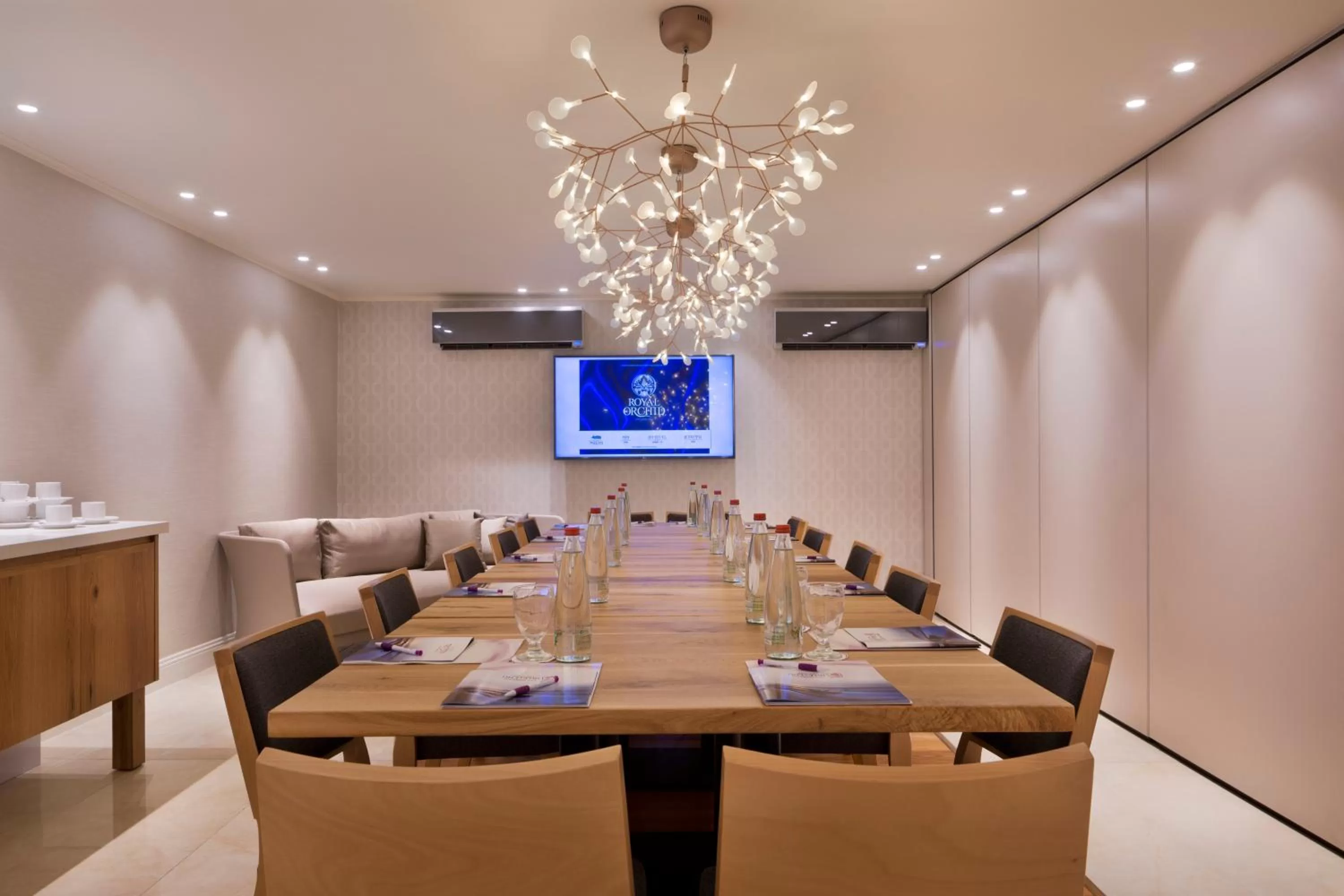 Meeting/conference room in Herbert Samuel Okeanos Suites Herzilya