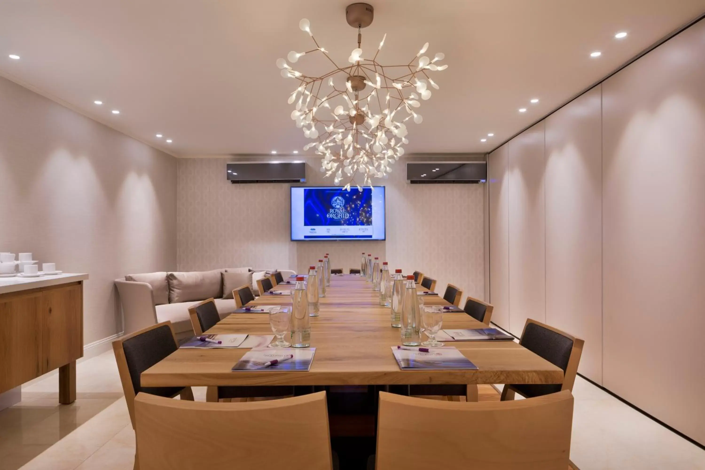 Meeting/conference room, Business Area/Conference Room in Herbert Samuel Okeanos Suites Herzilya