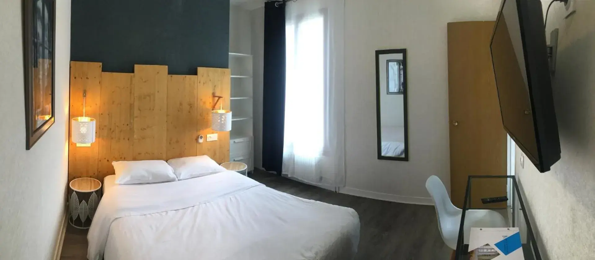 TV and multimedia, Bed in Hôtel du Maine