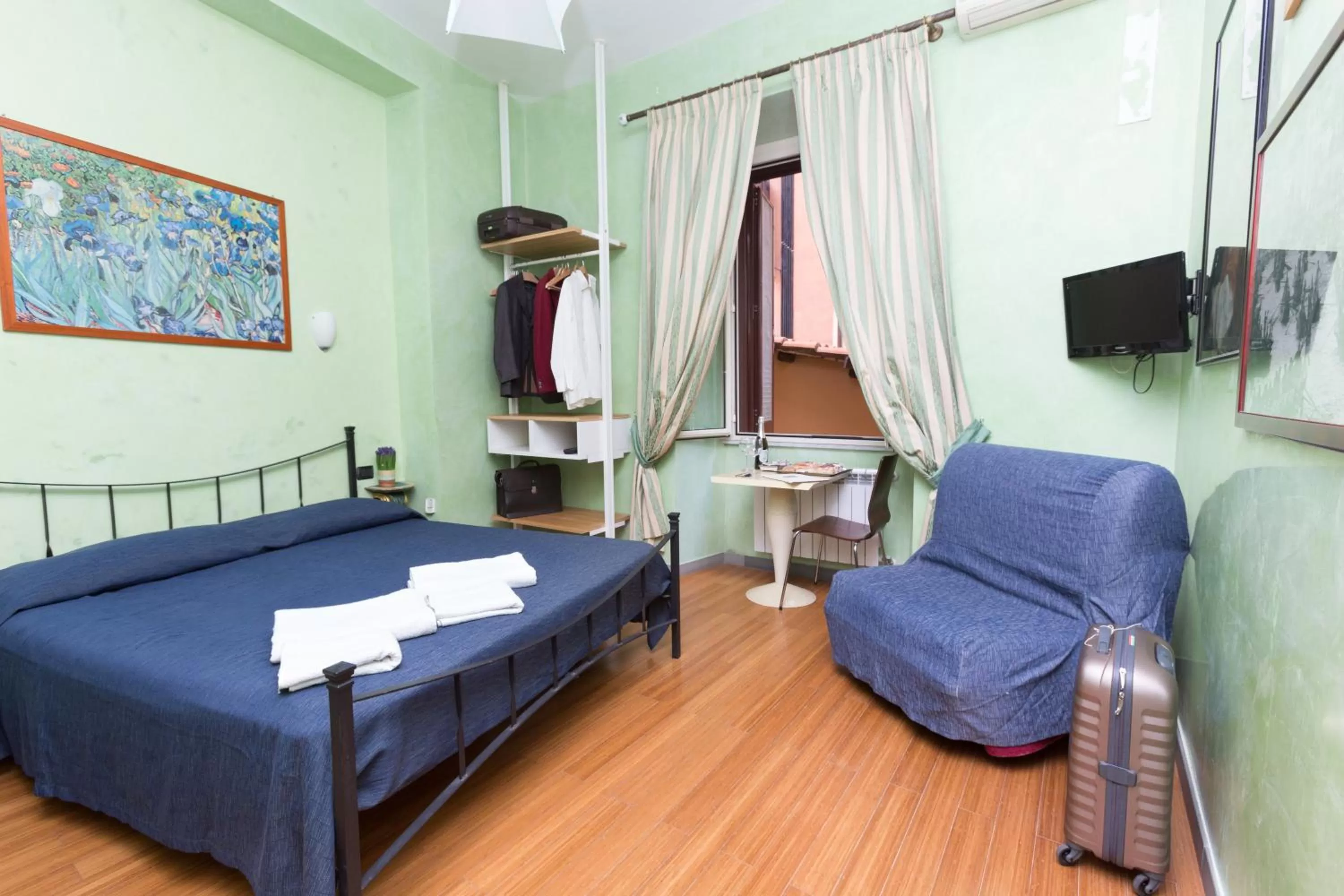 Photo of the whole room, Bed in DomusAmor Colosseo