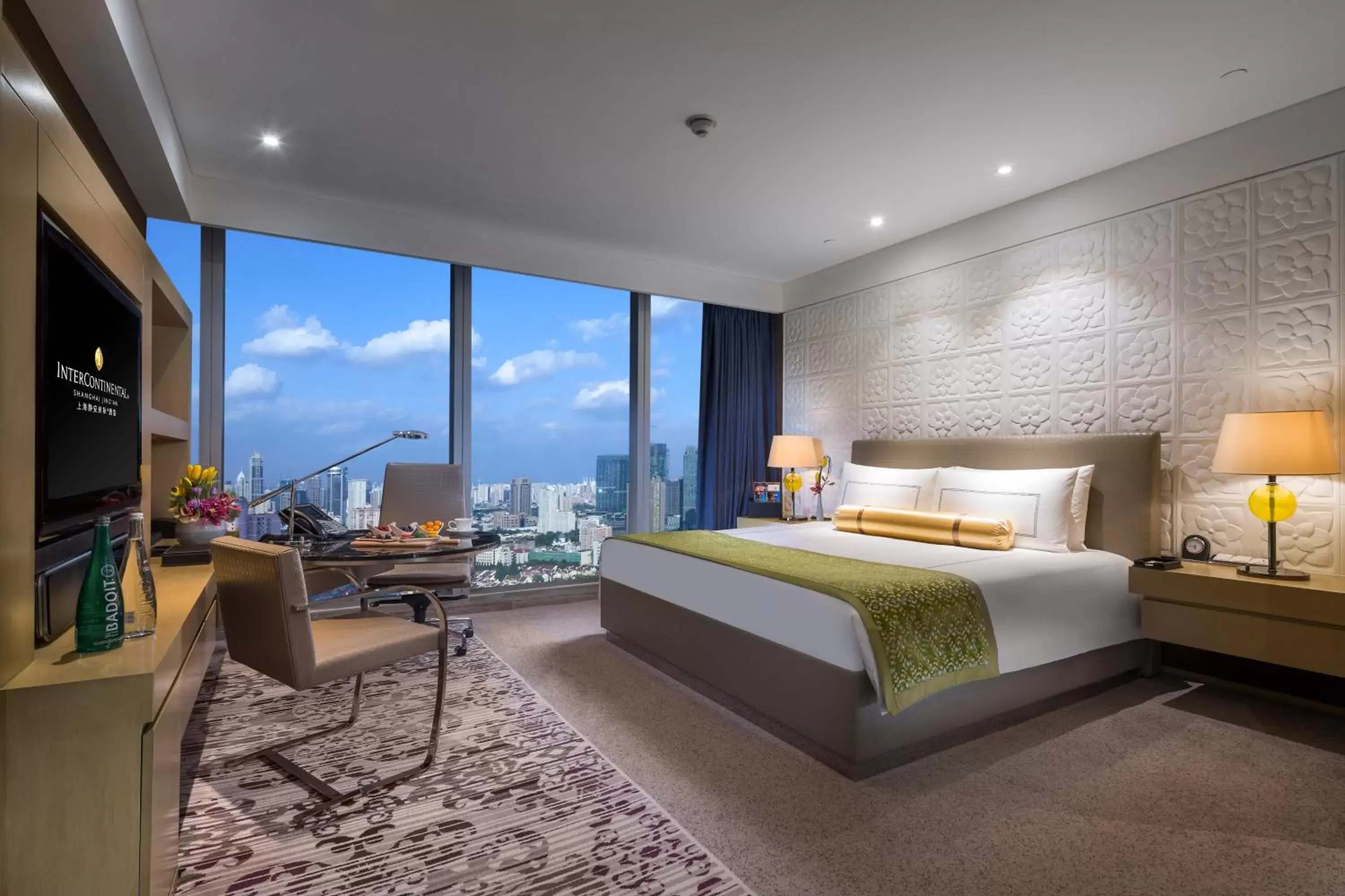 Property building, Bed in InterContinental Shanghai Jing' An by IHG Property building, Bed in InterContinental Shanghai Jing' An by IHG