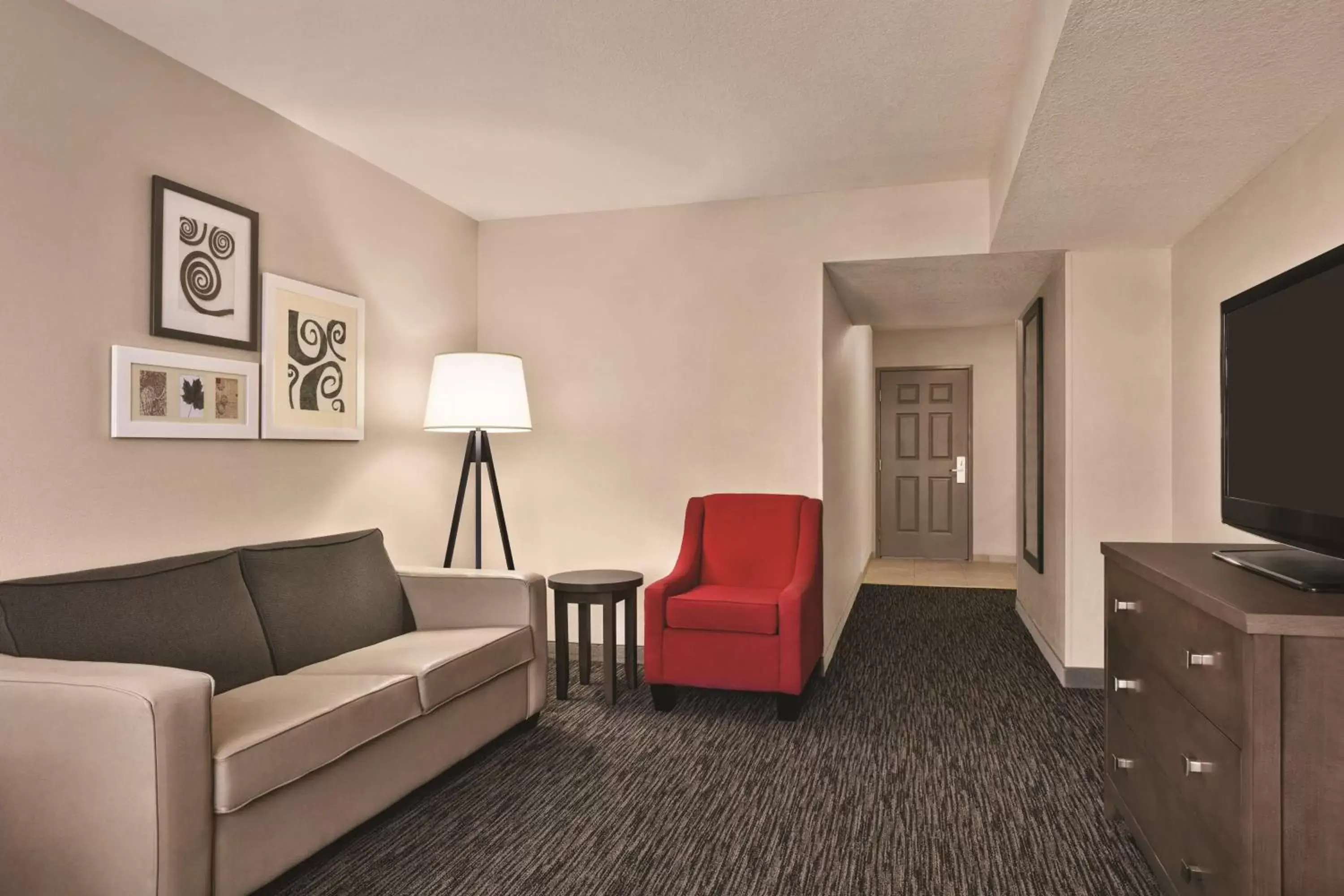 Living room, Seating Area in Country Inn & Suites by Radisson, Tampa/Brandon, FL