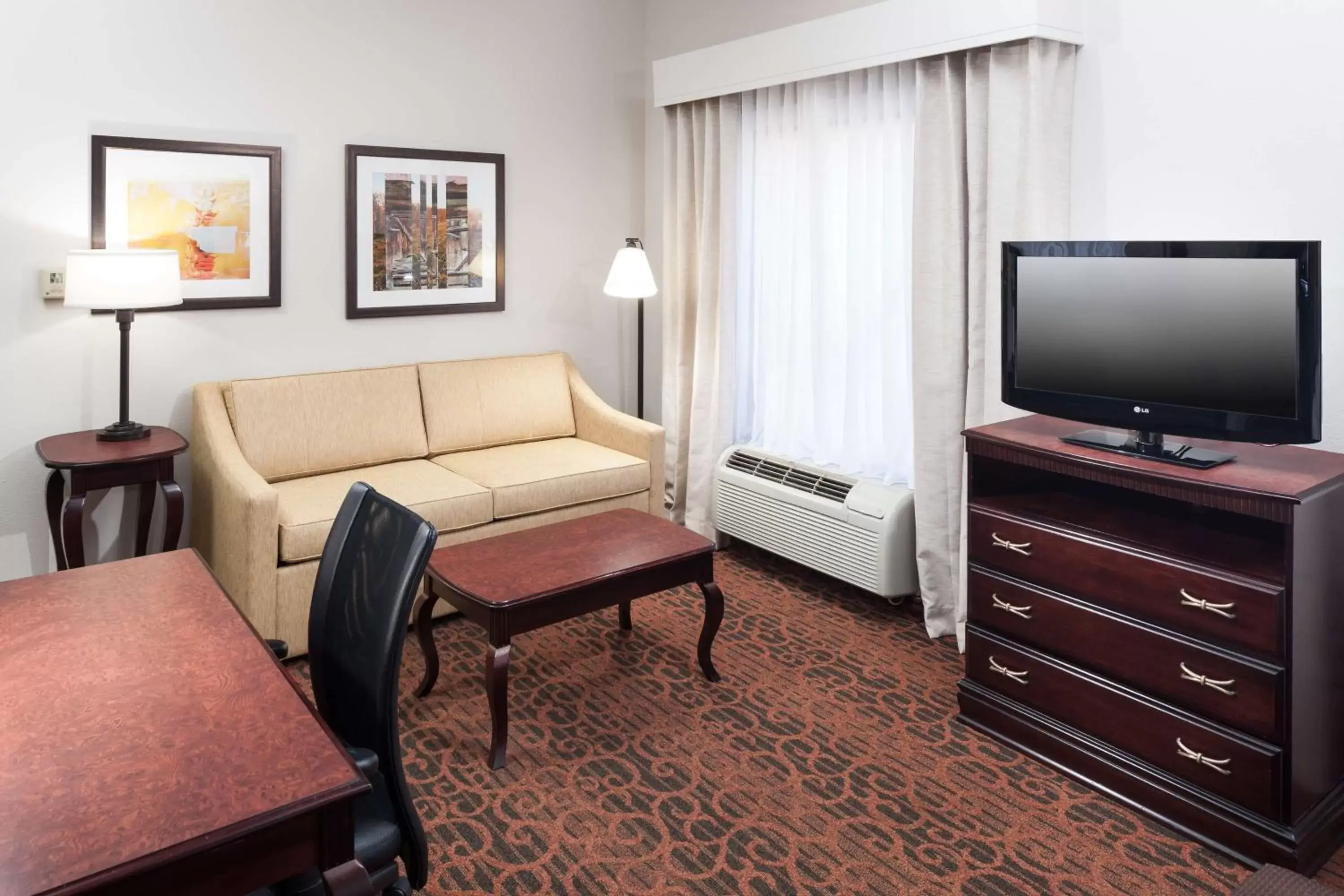 Living room, TV/Entertainment Center in Hampton Inn & Suites Dothan