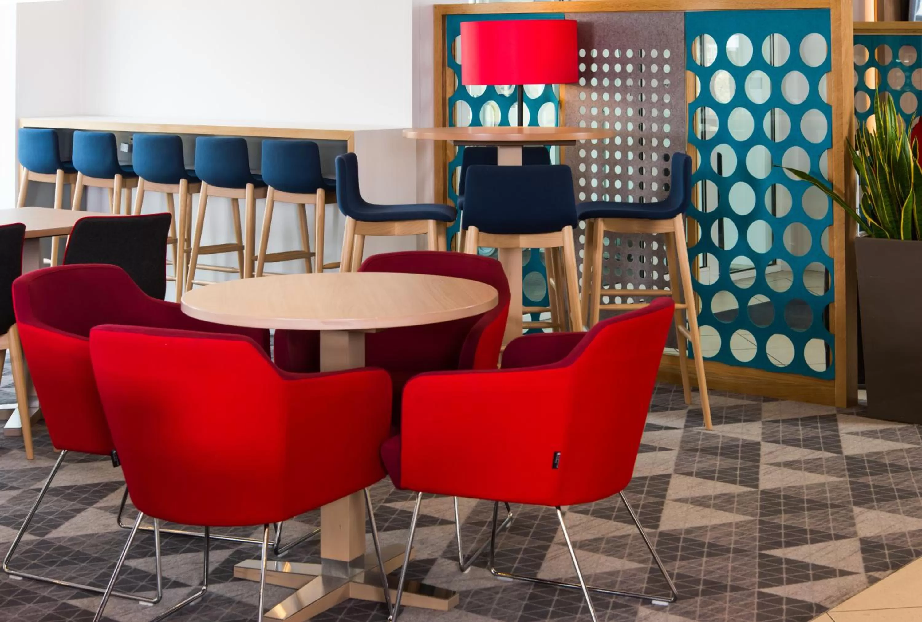 Restaurant/places to eat in Holiday Inn Express Southampton West by IHG