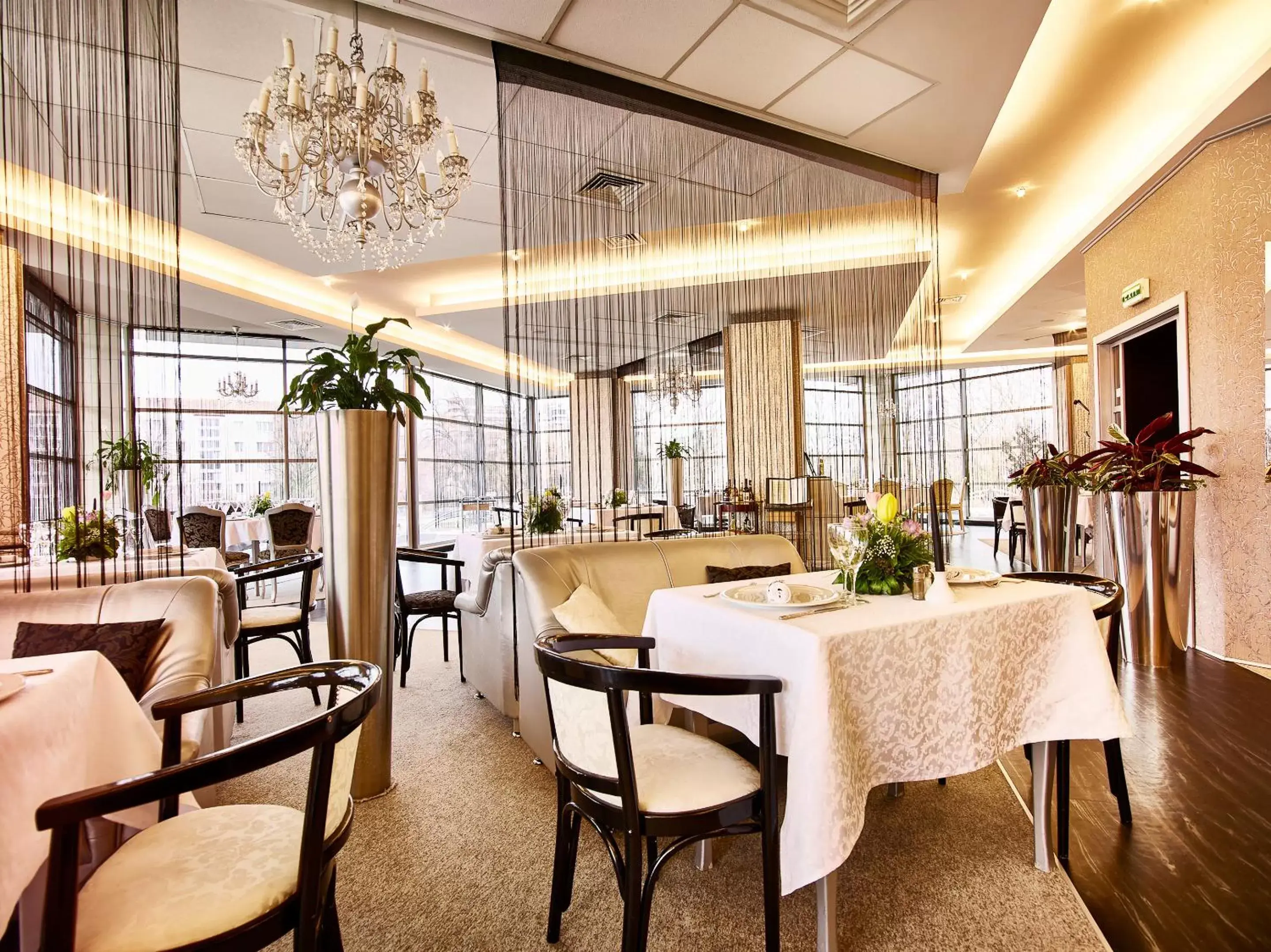 Restaurant/Places to Eat in Continental Forum Oradea
