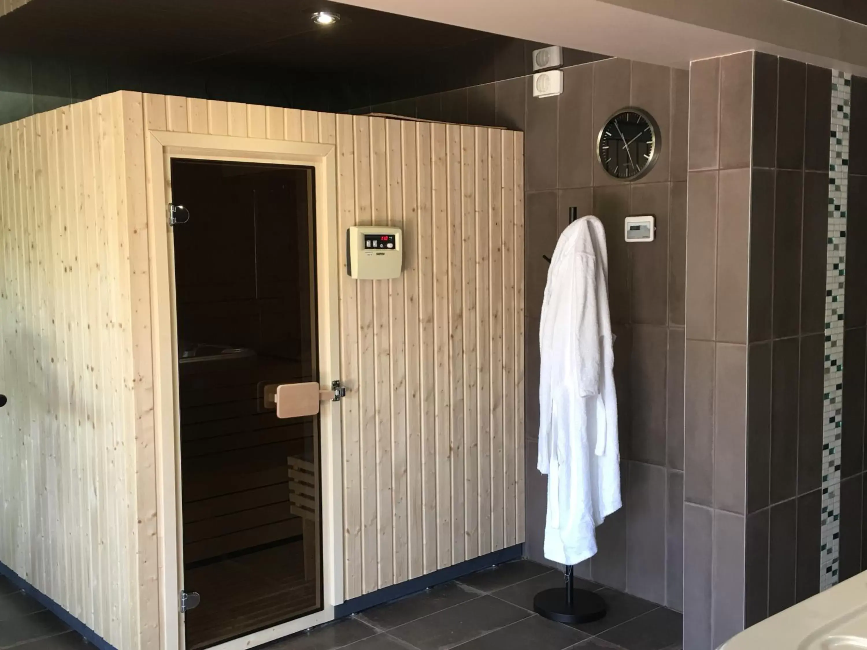 Sauna, Bathroom in Quality Hotel La Marebaudière Vannes Centre