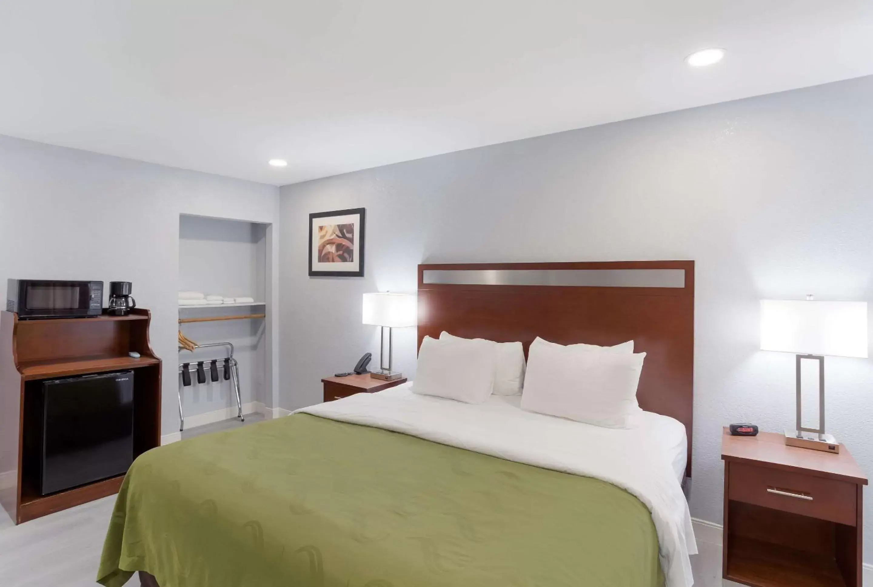 Bedroom, Bed in Quality Inn Redding