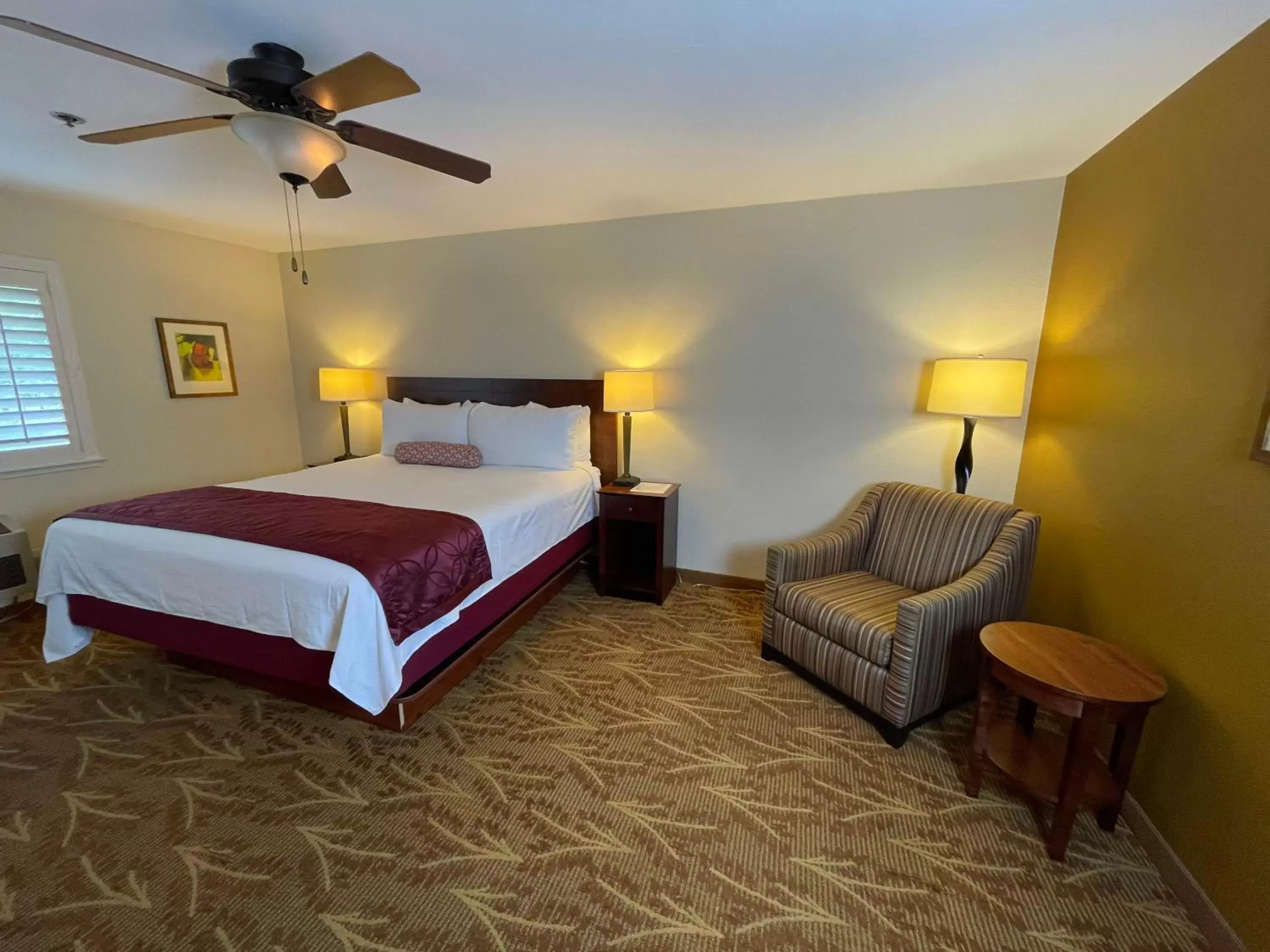 Photo of the whole room, Bed in GOVERNORS INN HOTEL SACRAMENTO