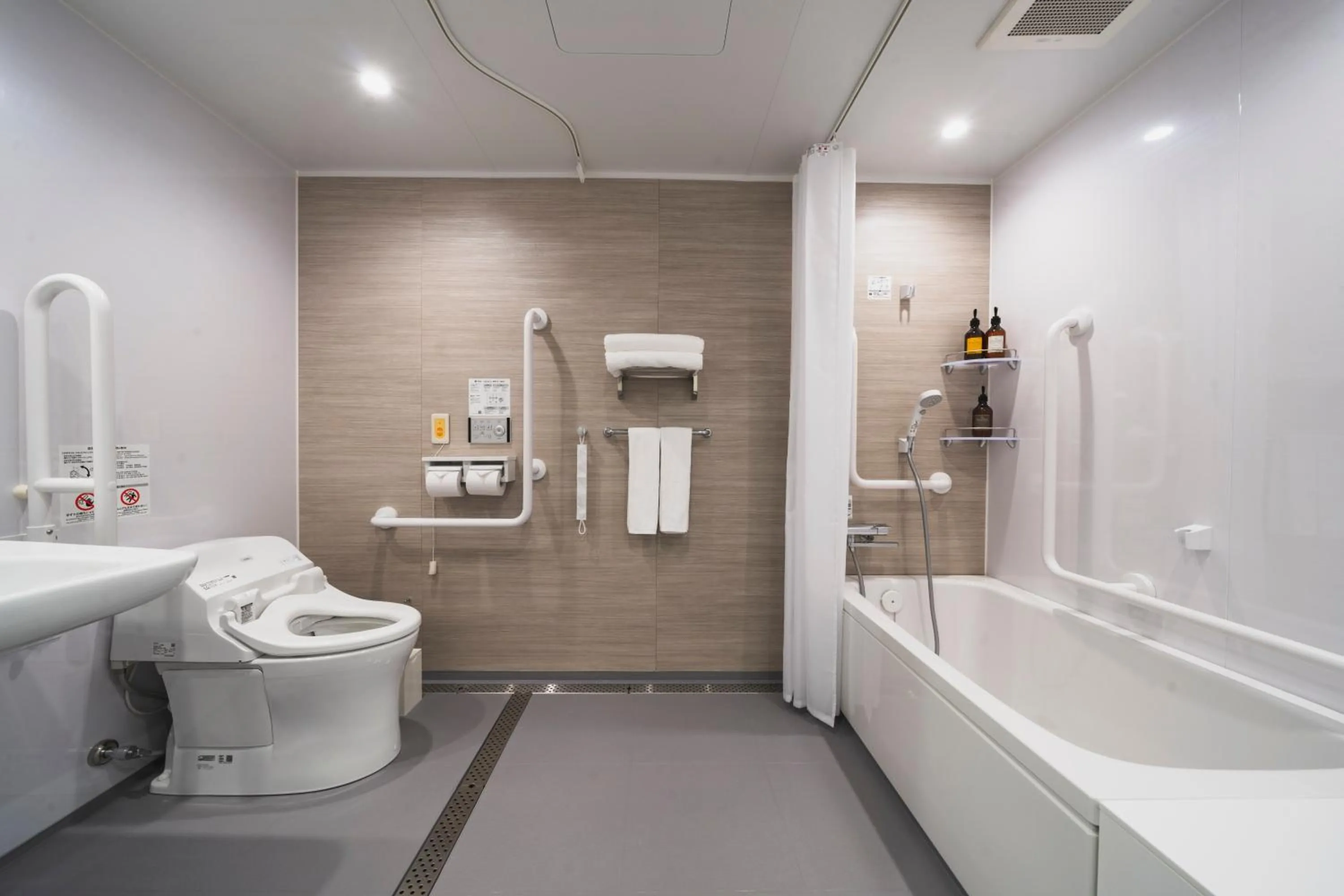 Bathroom in Rembrandt Style Naha