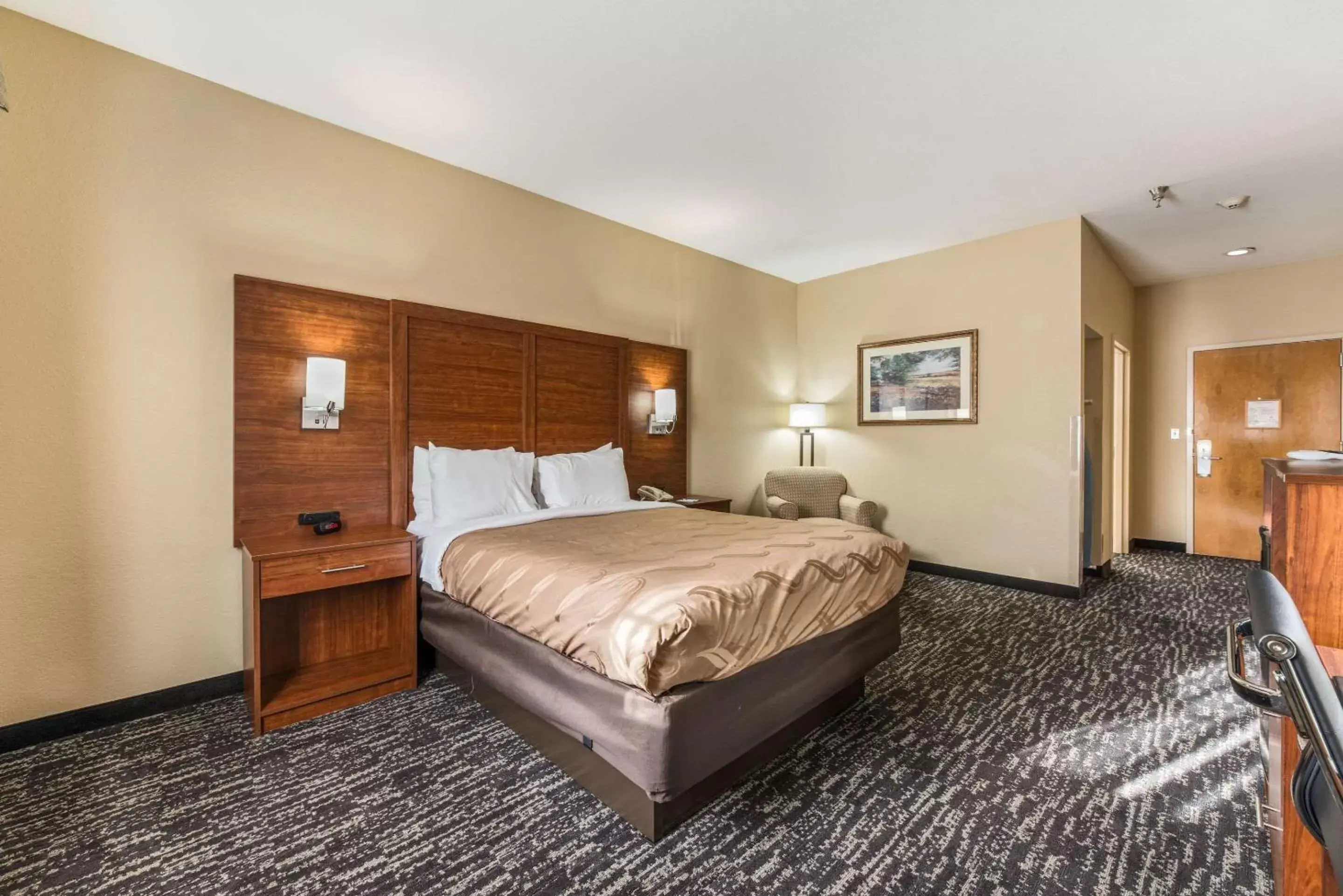 Photo of the whole room, Bed in Quality Inn & Suites Hendersonville - Flat Rock