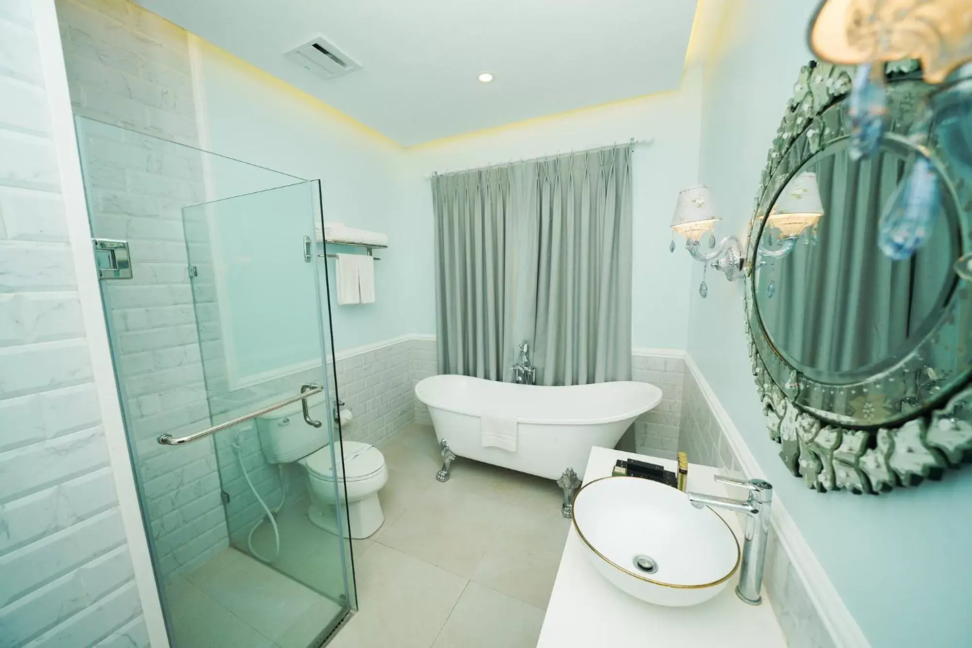 Shower, Bathroom in Hotel Carlito Tagaytay