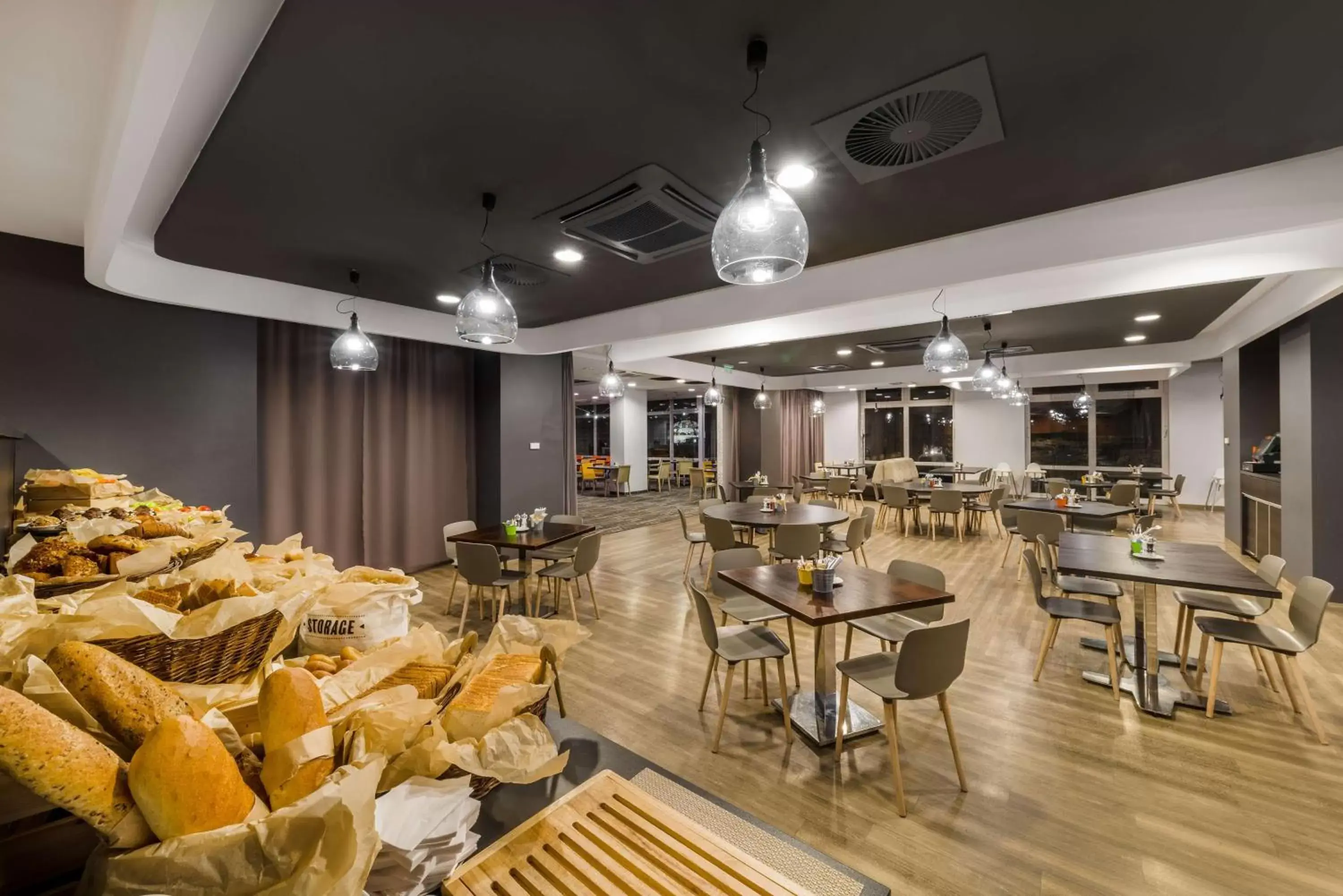 Restaurant/Places to Eat in Park Inn By Radisson Budapest