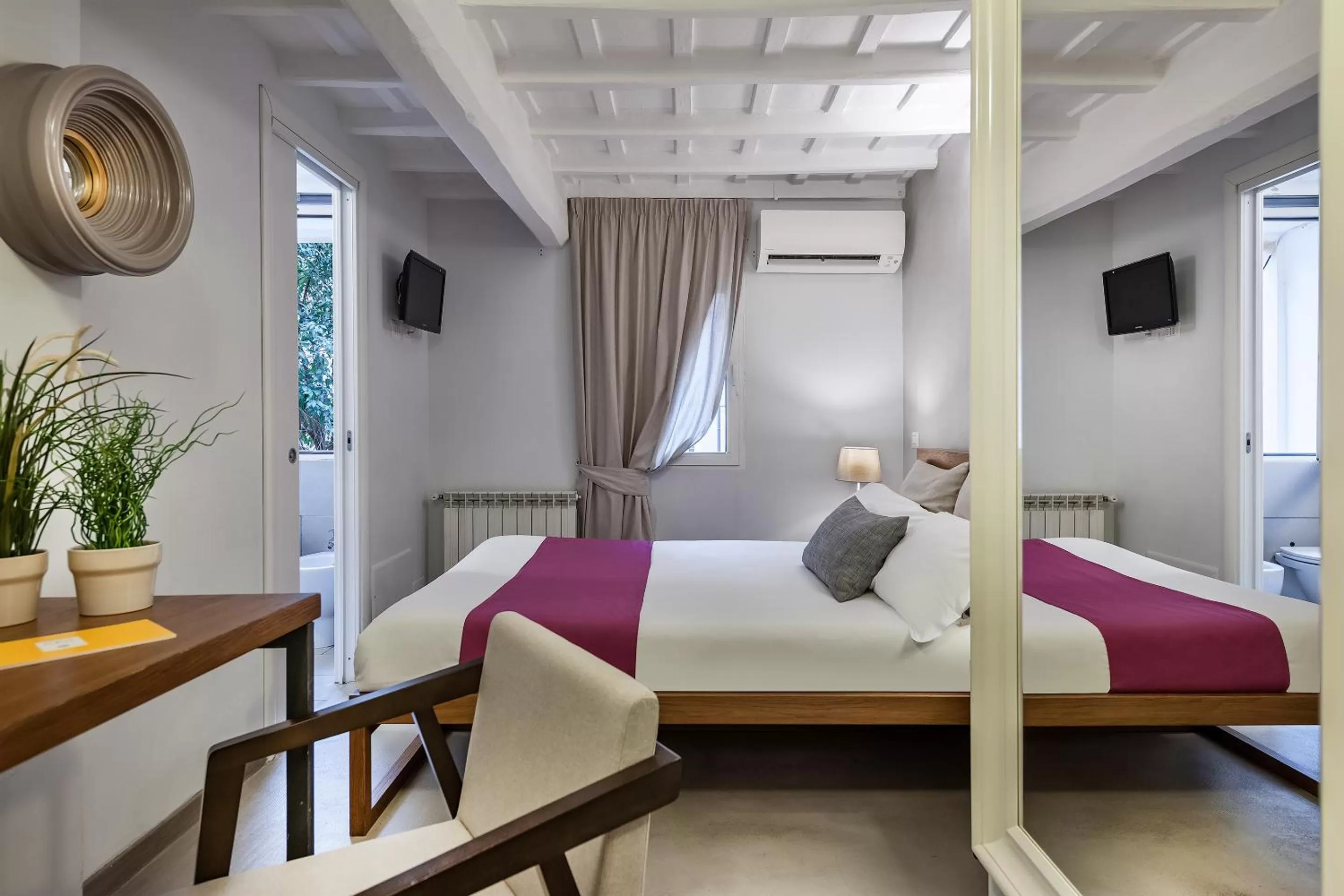 Photo of the whole room, Bed in The Spanish Suite Piazza di Spagna