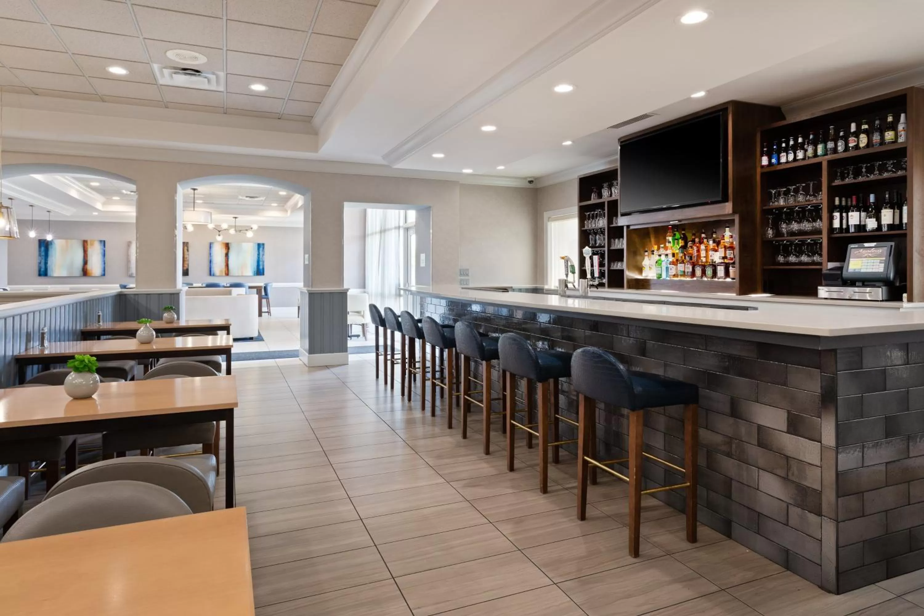Lounge or bar in Holiday Inn Valdosta Conference Center by IHG