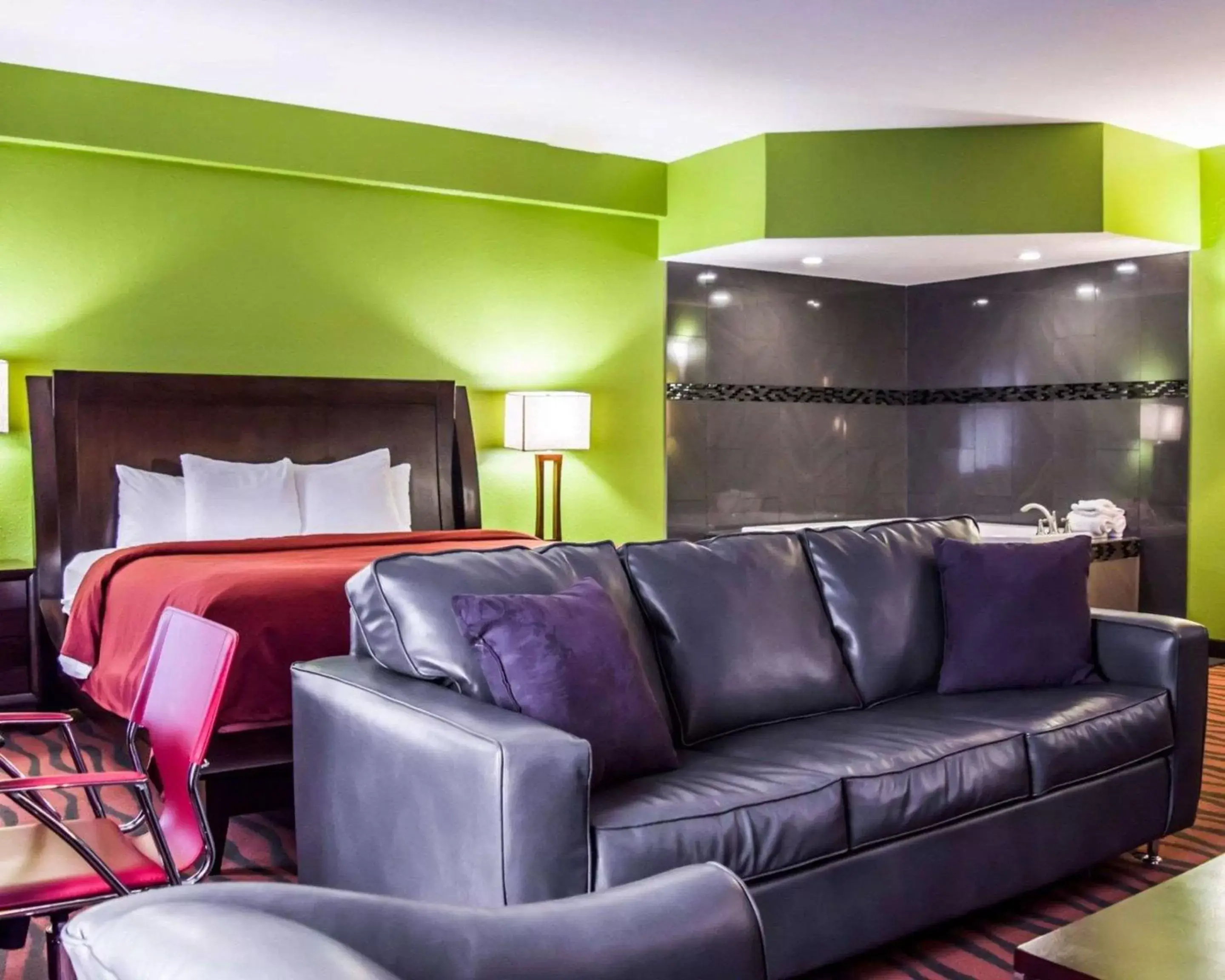 Photo of the whole room, Bed in Quality Suites Fort Myers I-75 Photo of the whole room, Bed in Quality Suites Fort Myers I-75