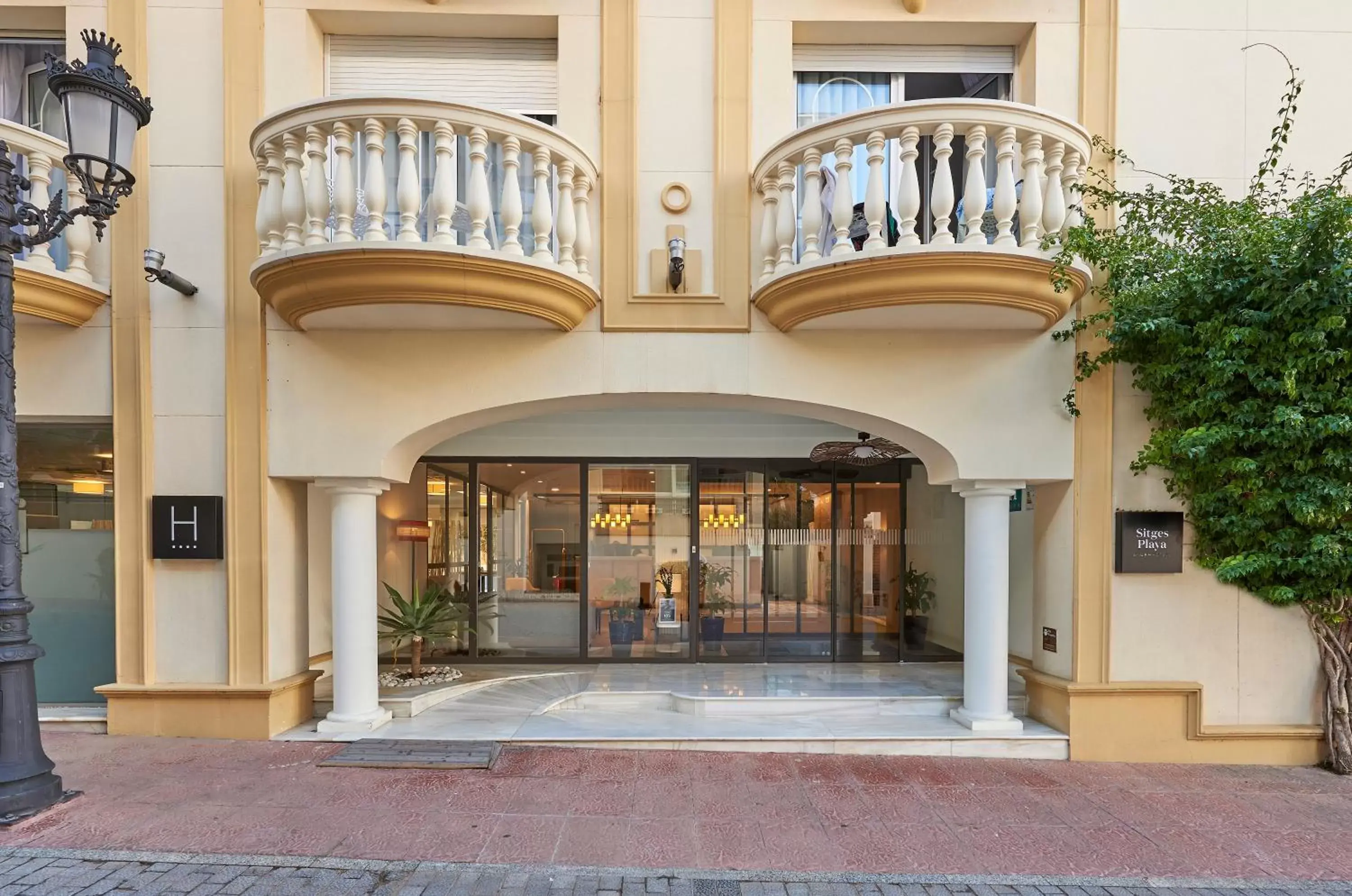 Facade/entrance in URH Sitges Playa Facade/entrance in URH Sitges Playa