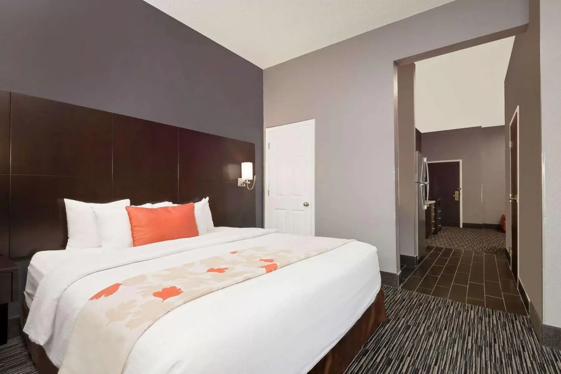 Bedroom, Bed in Hawthorn Suites by Wyndham Columbus West