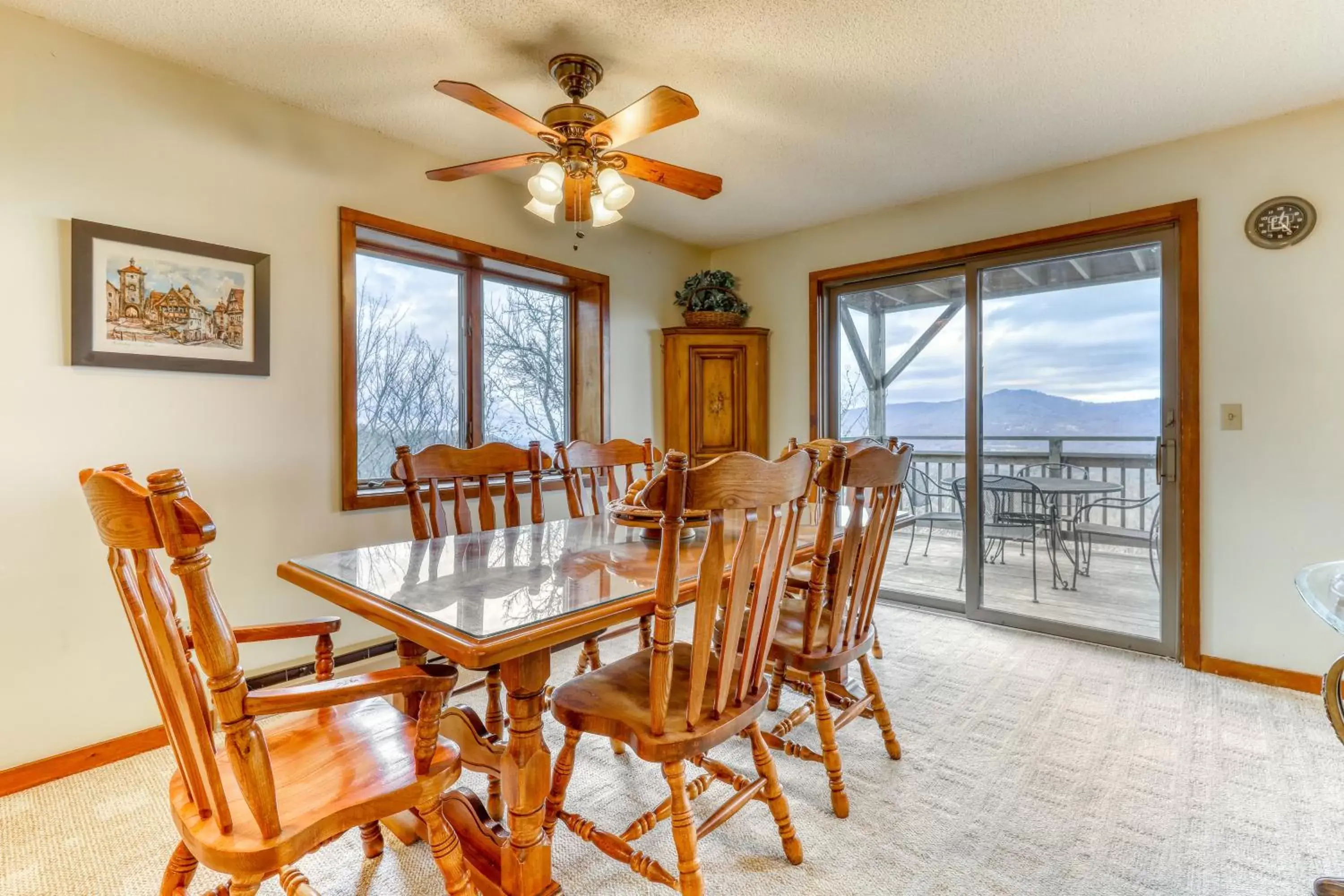 Dining Area in Crest 200I