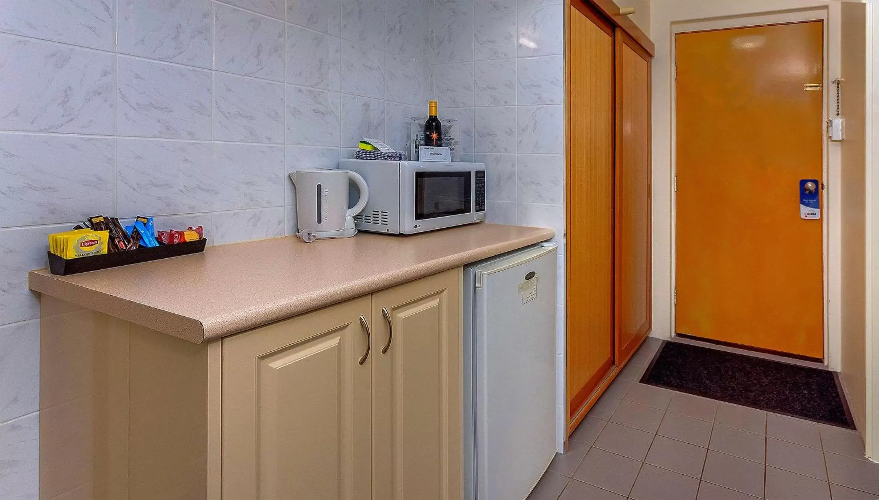 Photo of the whole room, Kitchen/Kitchenette in Comfort Inn Bay of Isles
