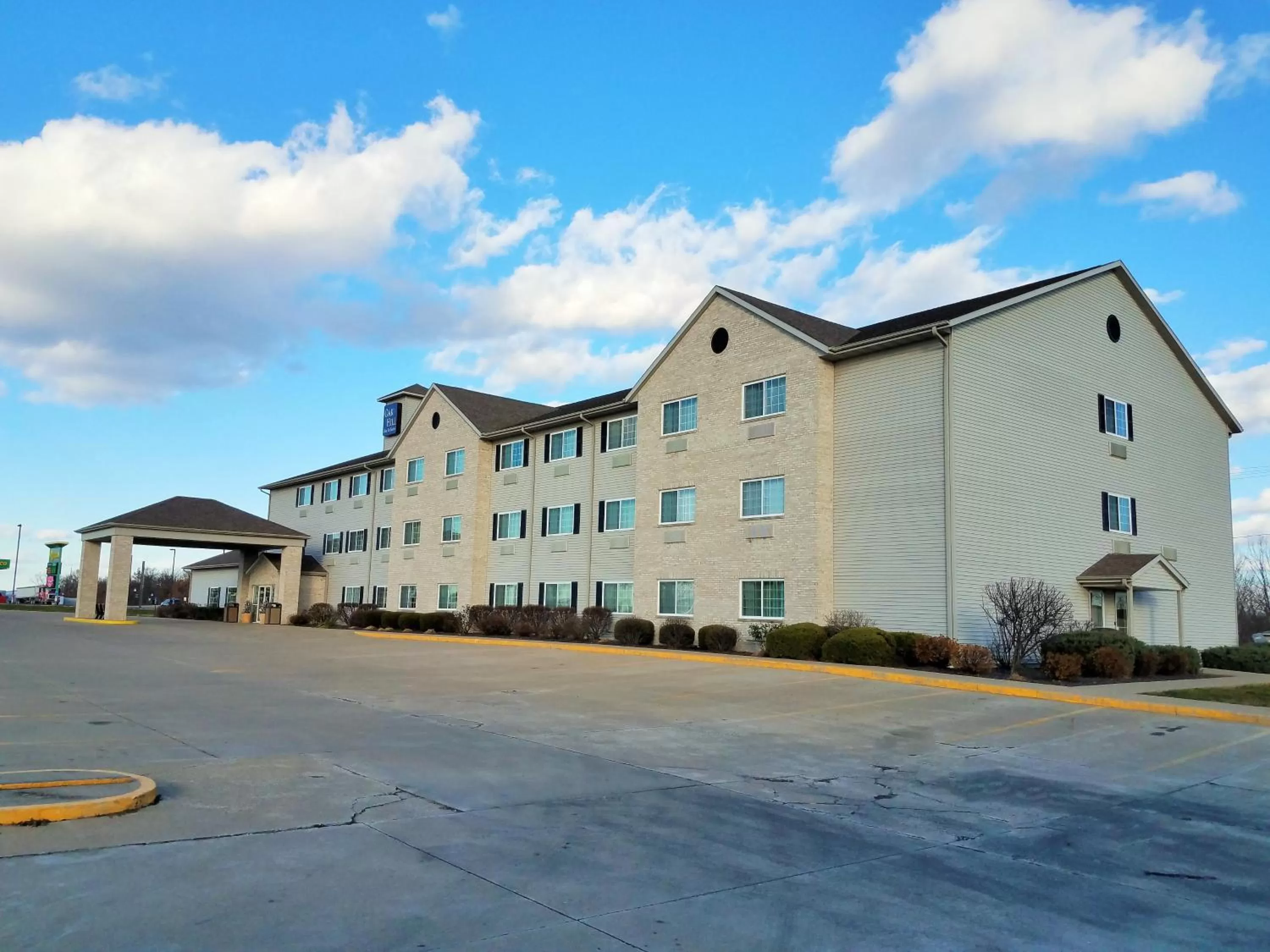 Property building in Oak Hill Inn & Suites