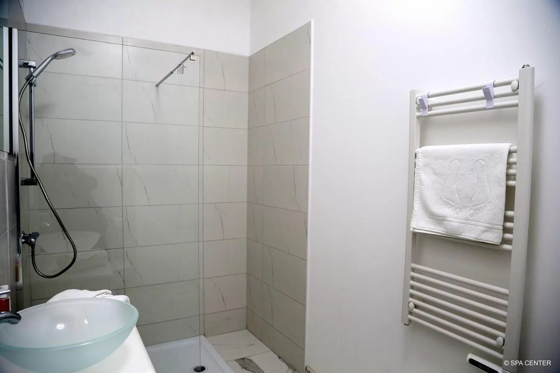 Bathroom in Hôtel Center Saint-Quentin Centre Gare