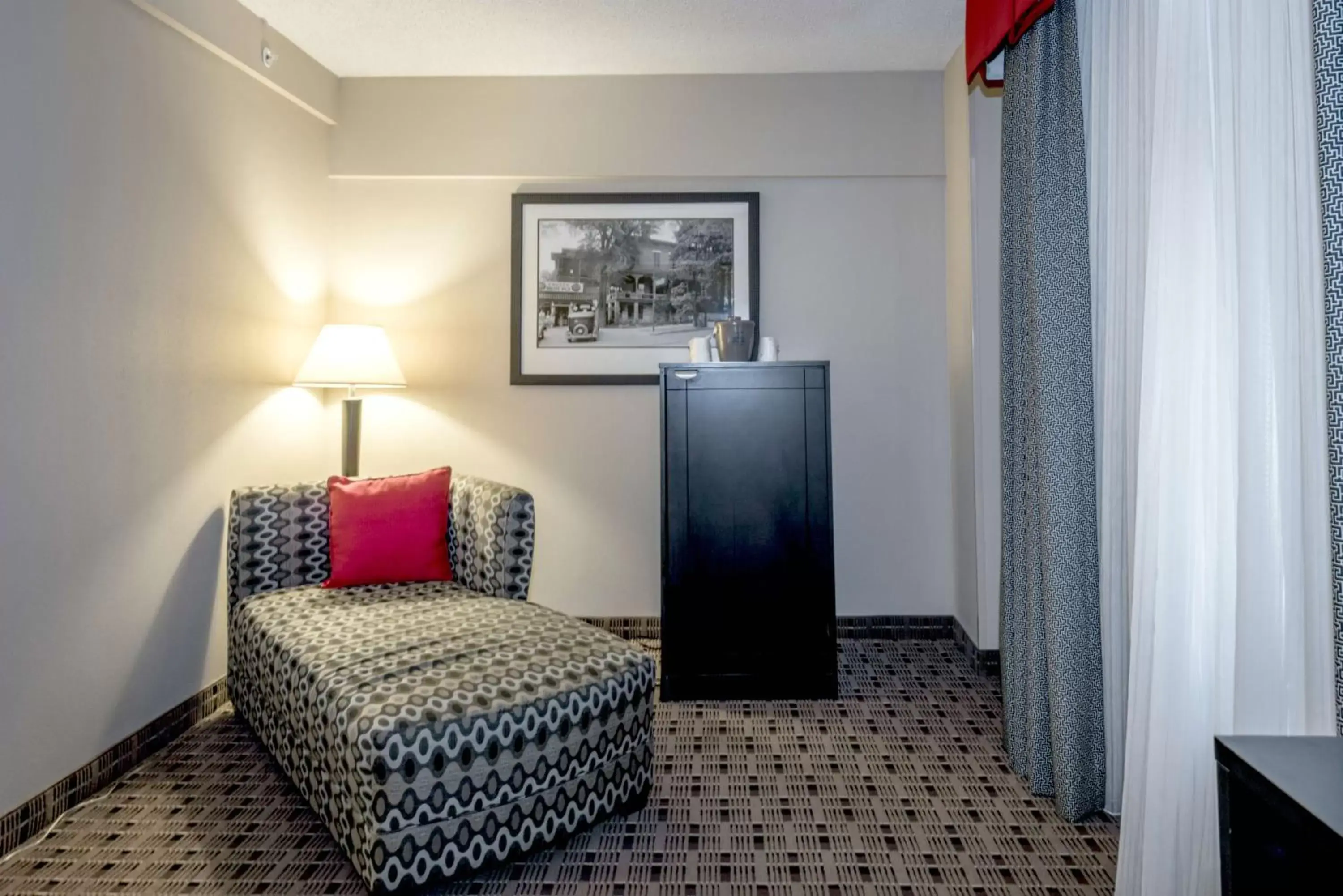 Bed, Seating Area in Hampton Inn & Suites Montgomery-Downtown