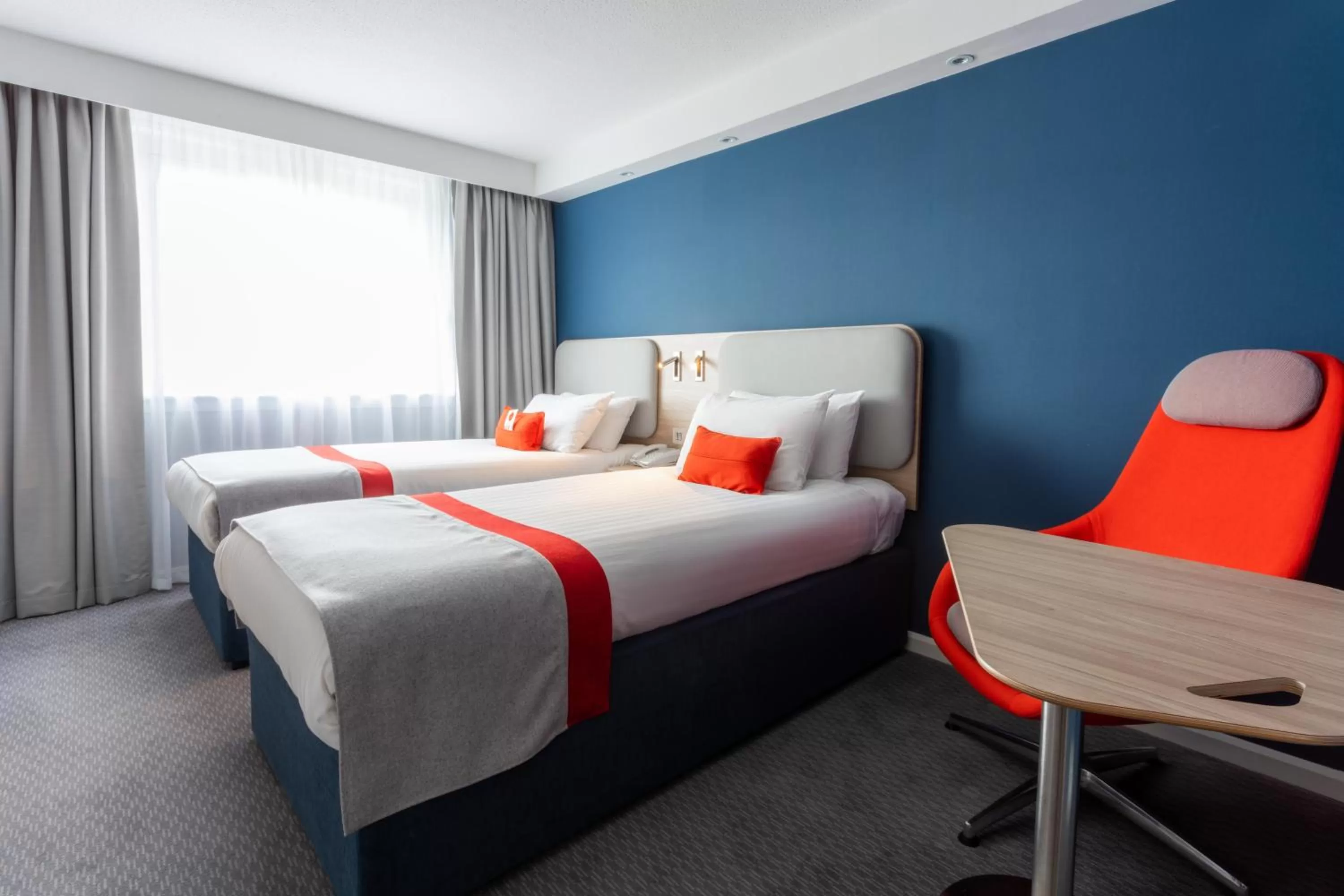 Photo of the whole room, Bed in Holiday Inn Express - Glasgow - City Ctr Theatreland by IHG