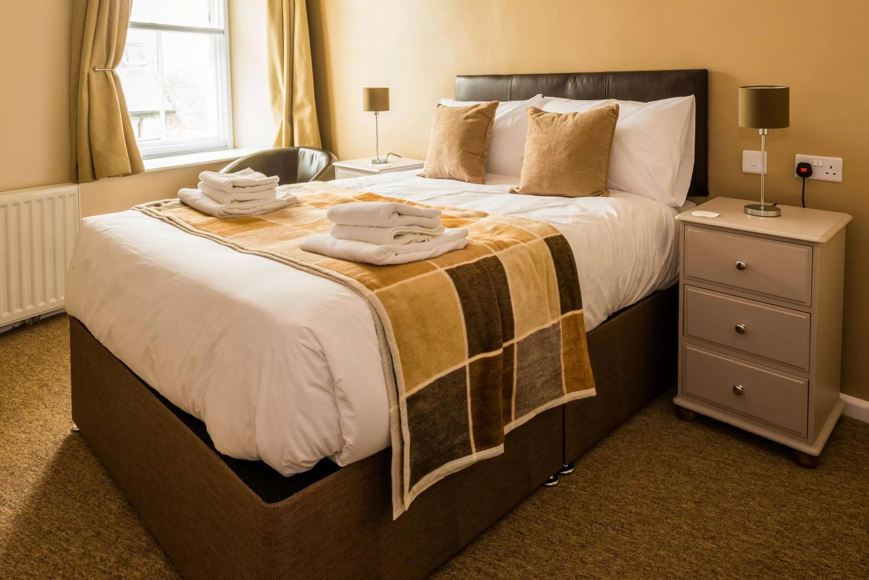 Bed in The Longboat Inn