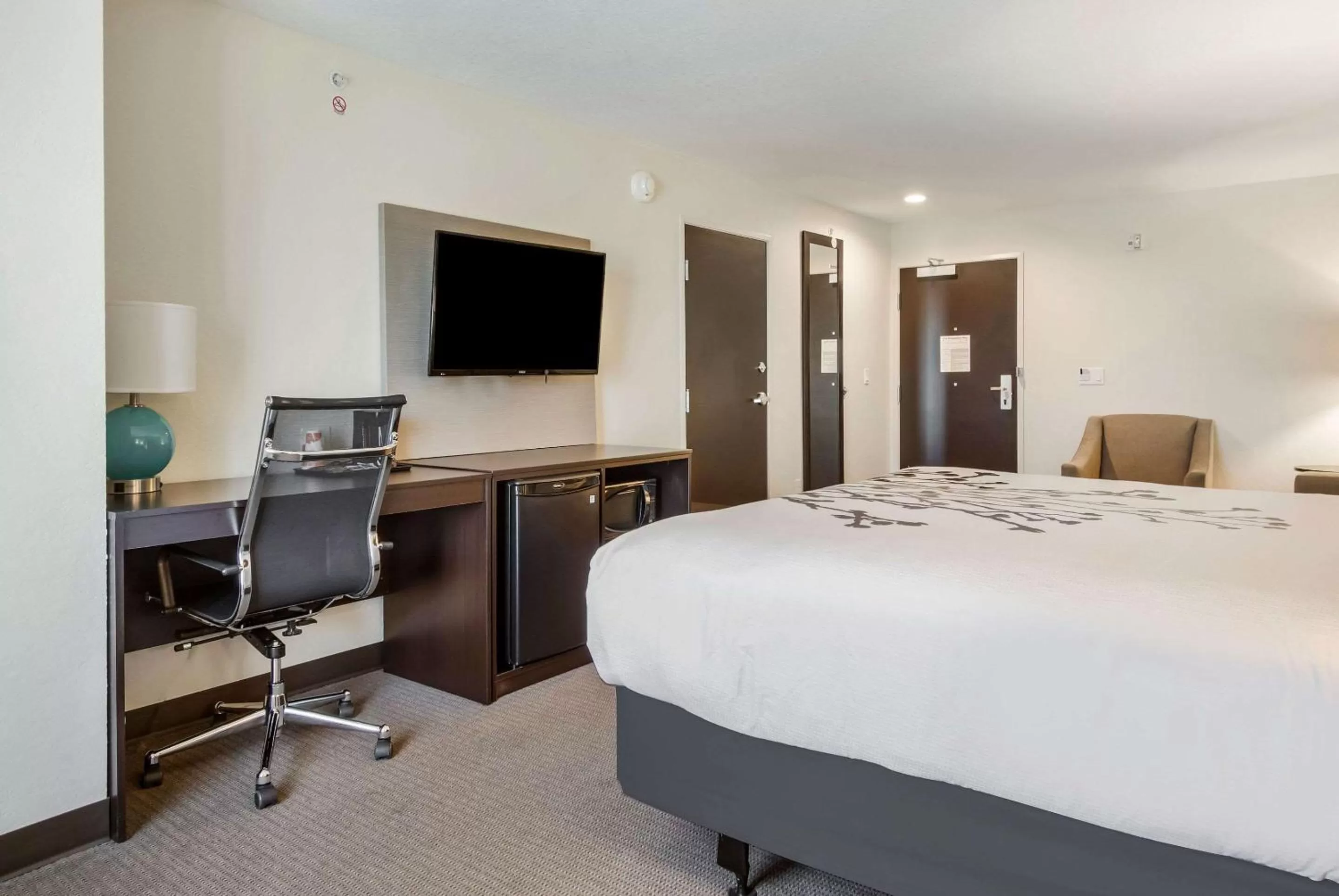 Photo of the whole room, Bed in Sleep Inn Boardman