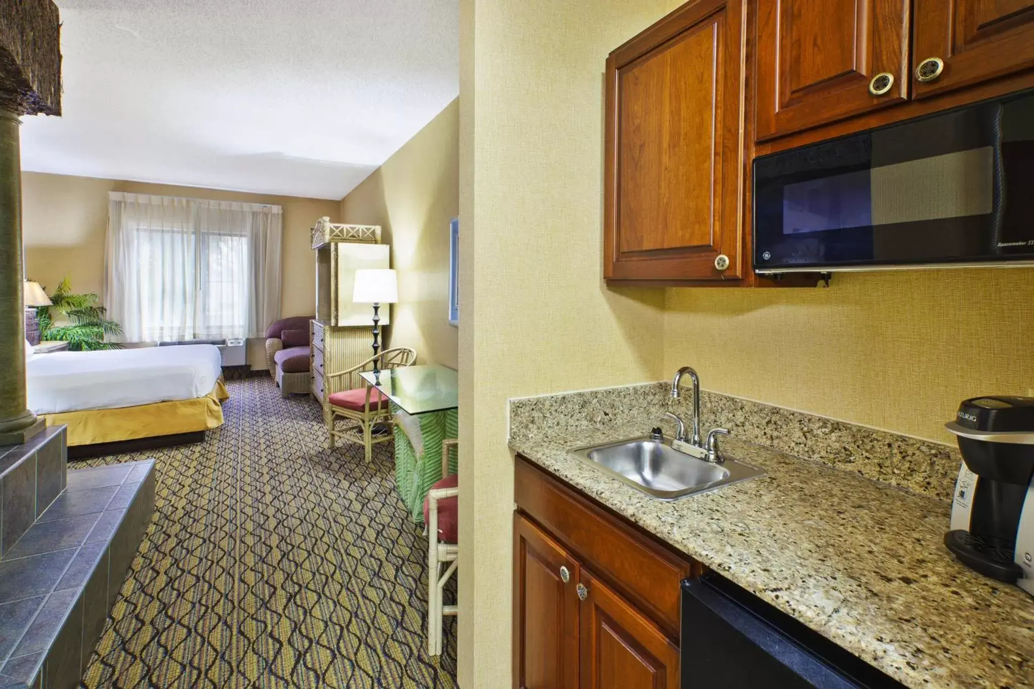 Photo of the whole room, Kitchen/Kitchenette in Holiday Inn Express Hotel & Suites - Belleville Area, an IHG Hotel