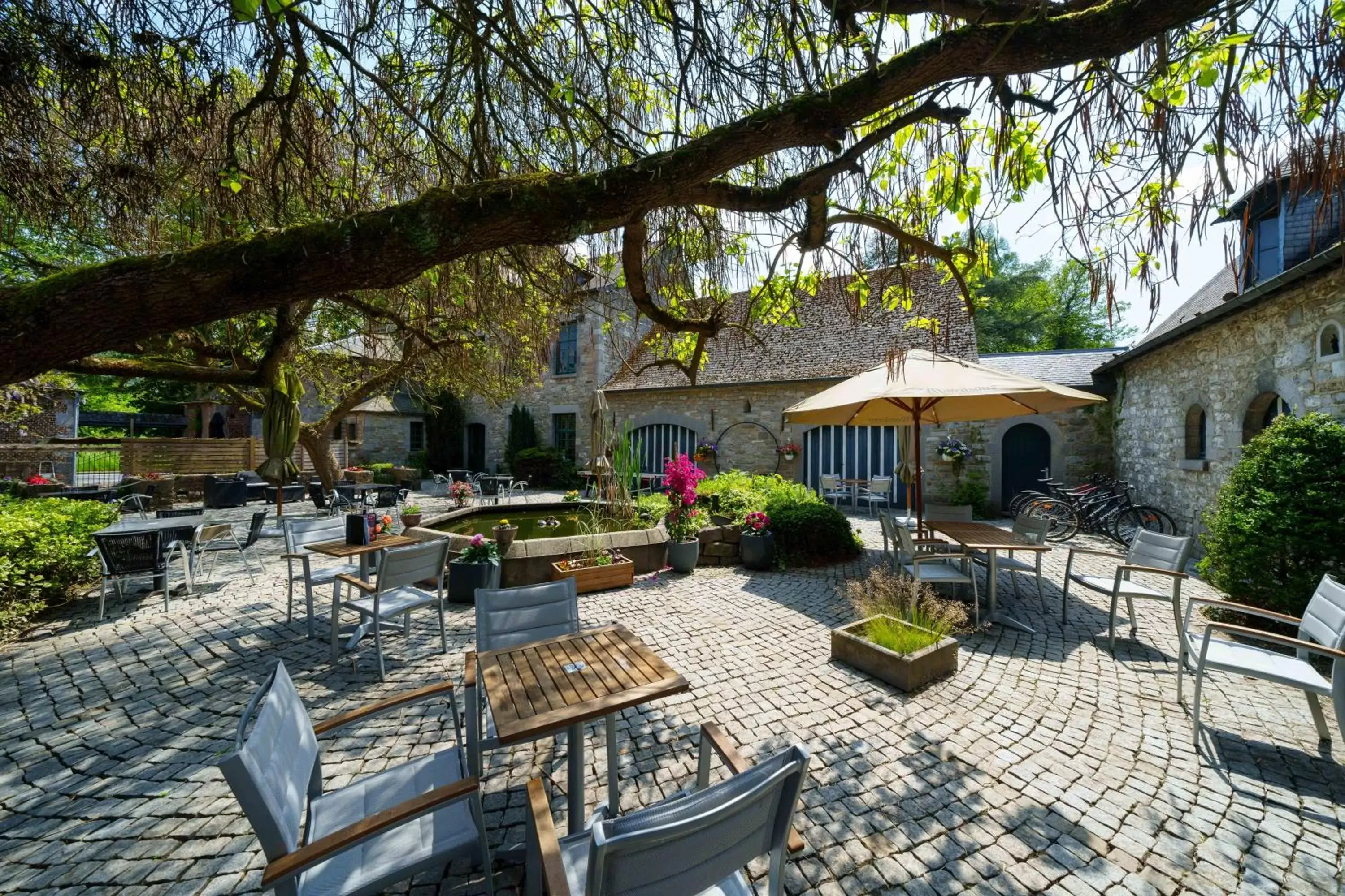 Patio in Hotel Les Jardins De La Molignée