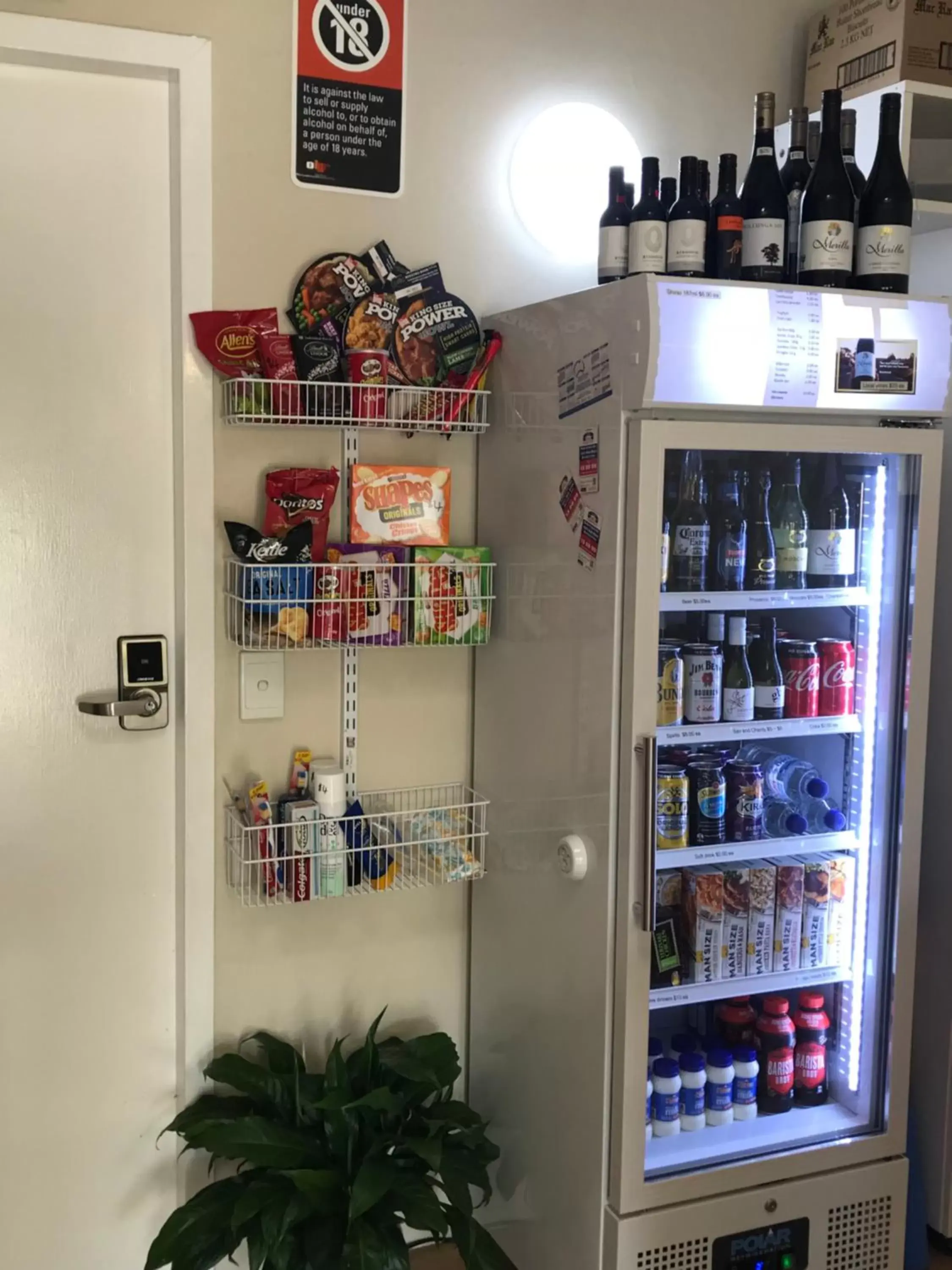 Food and drinks, Supermarket/Shops in Hideaway Motor Inn