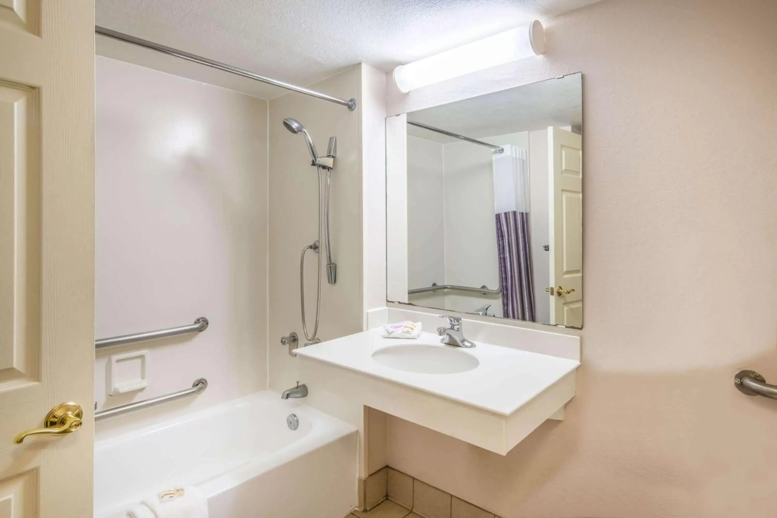 Bathroom in La Quinta Inn by Wyndham Colorado Springs Garden of the Gods