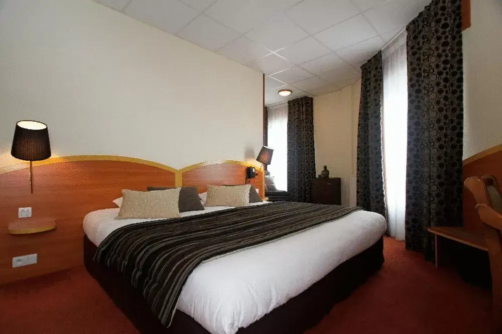 Photo of the whole room, Bed in Kyriad Hotel Lamballe