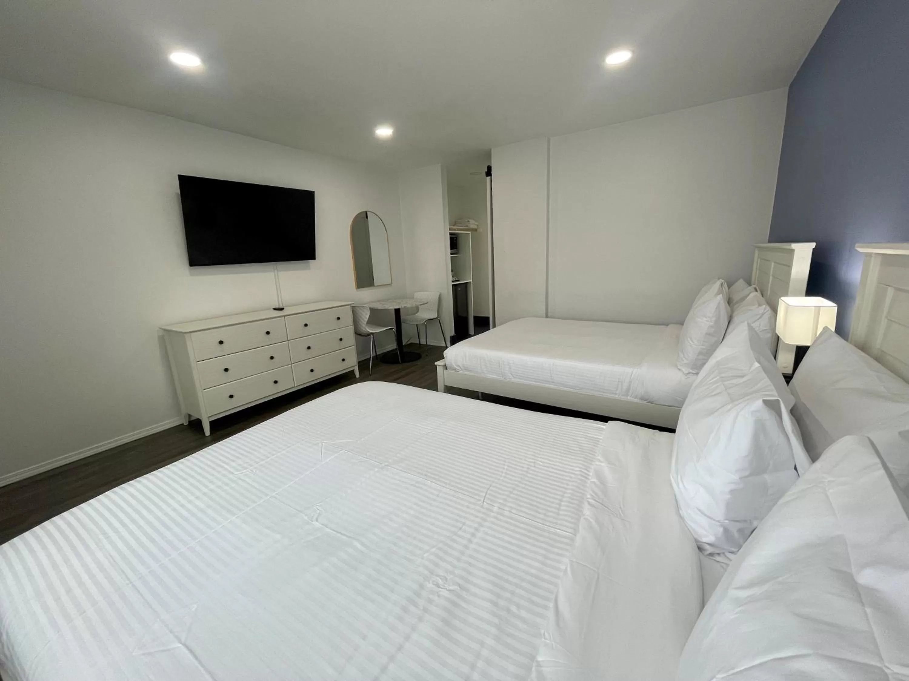 Photo of the whole room, Bed in Budget Inn