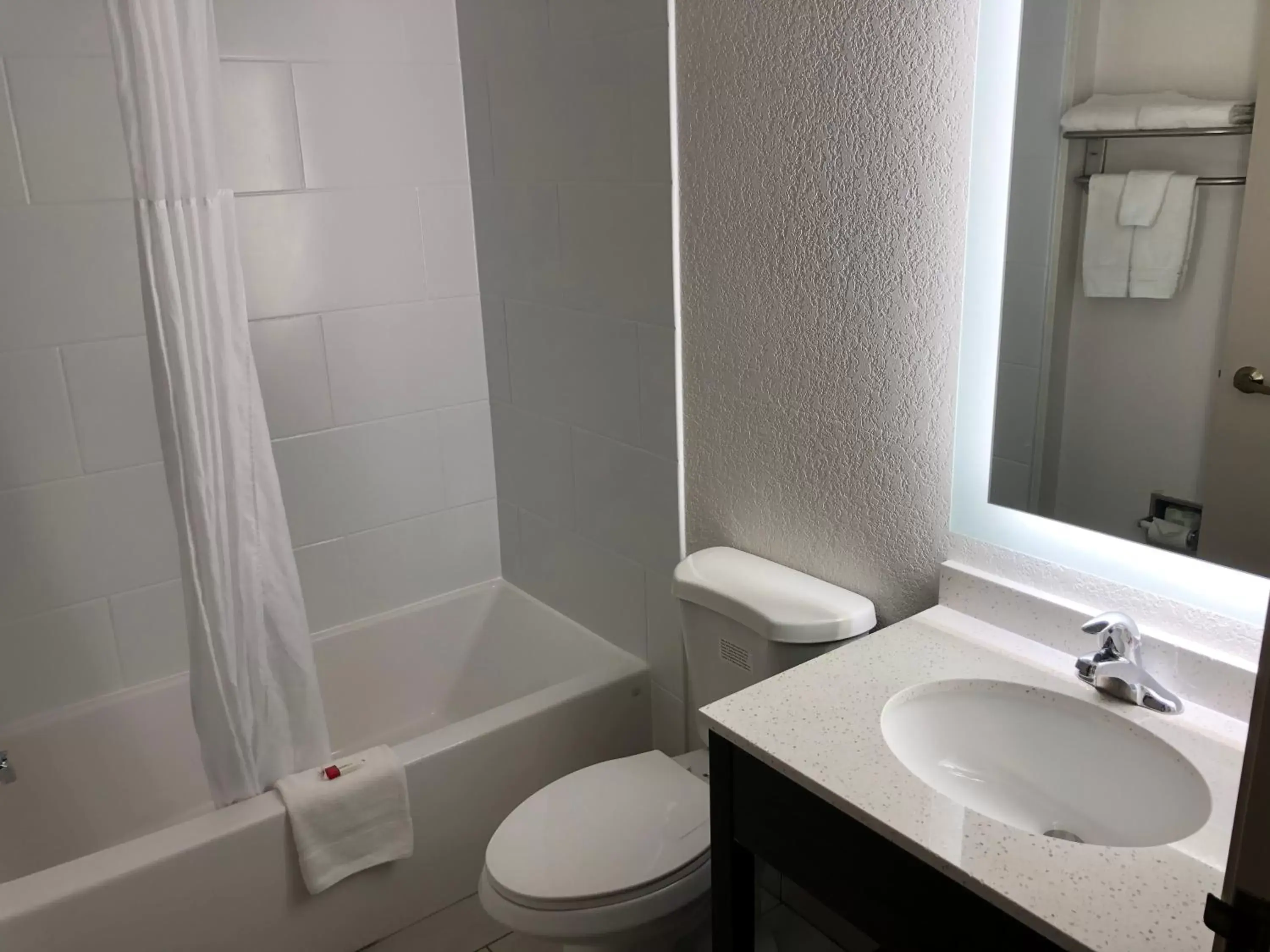 Bathroom in Howard Johnson by Wyndham Elk Grove Village - Chicago O'Hare