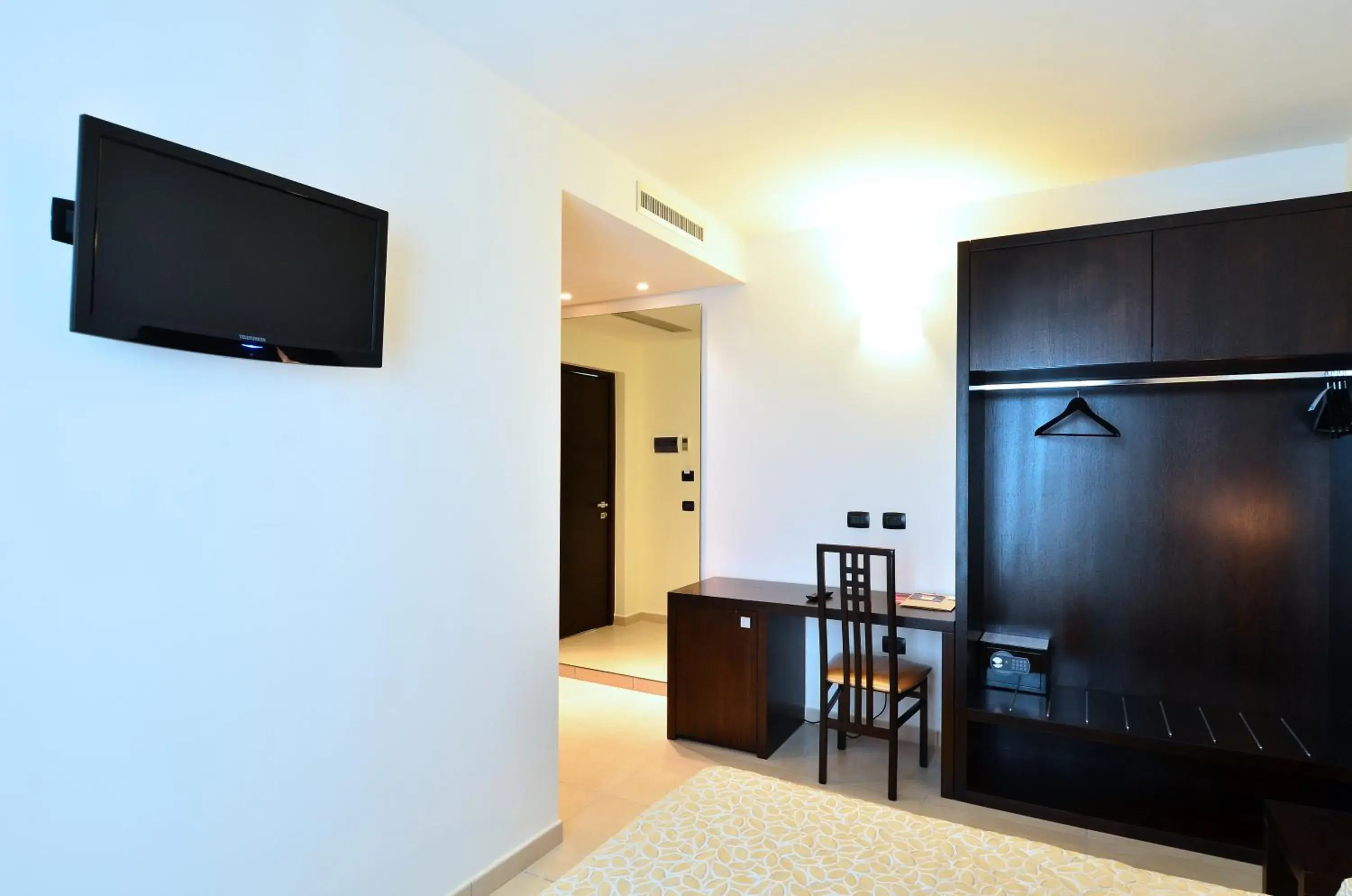 TV and multimedia, TV/Entertainment Center in Hotel I Crespi