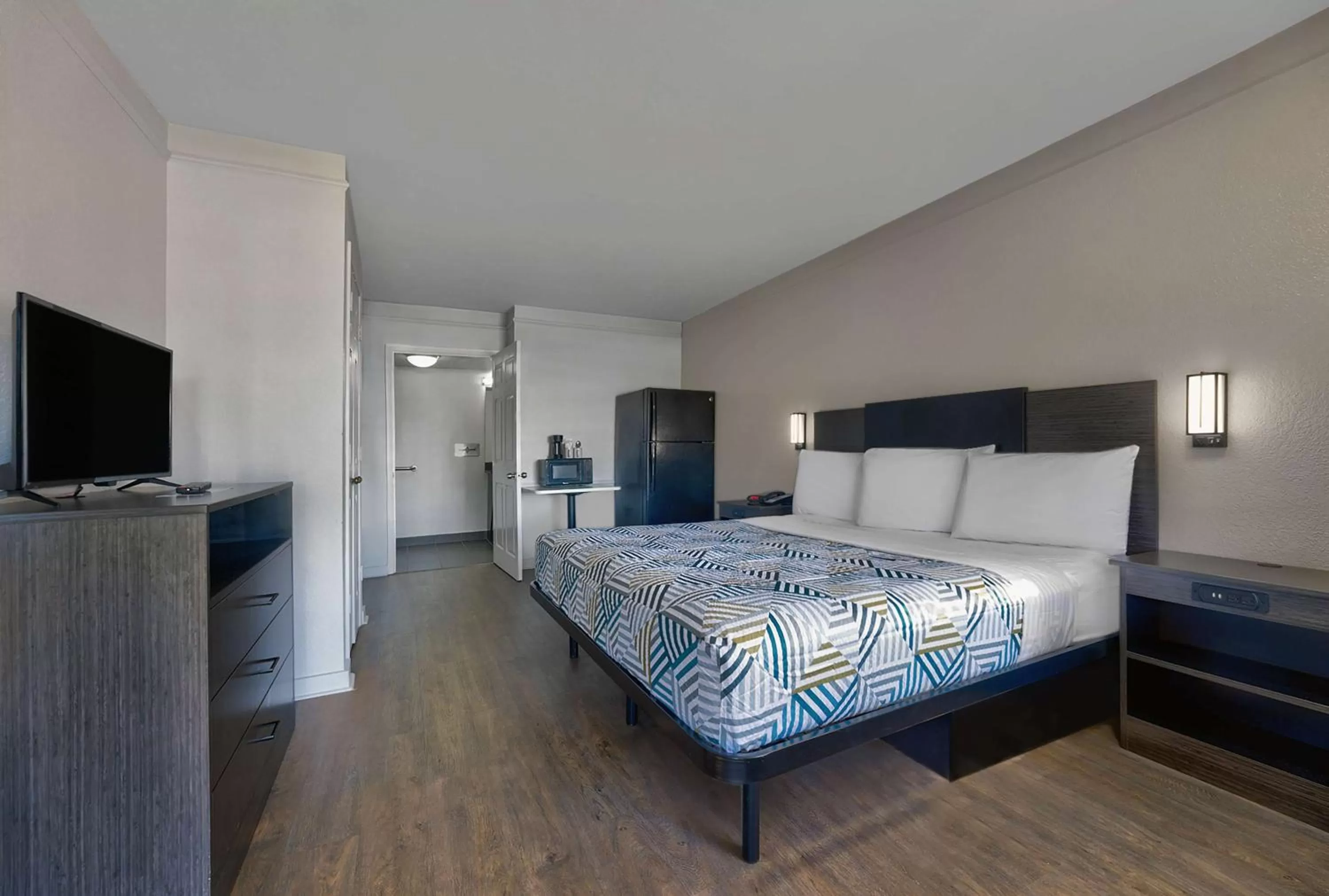 Photo of the whole room, Bed in Studio 6-Denton, TX - UNT