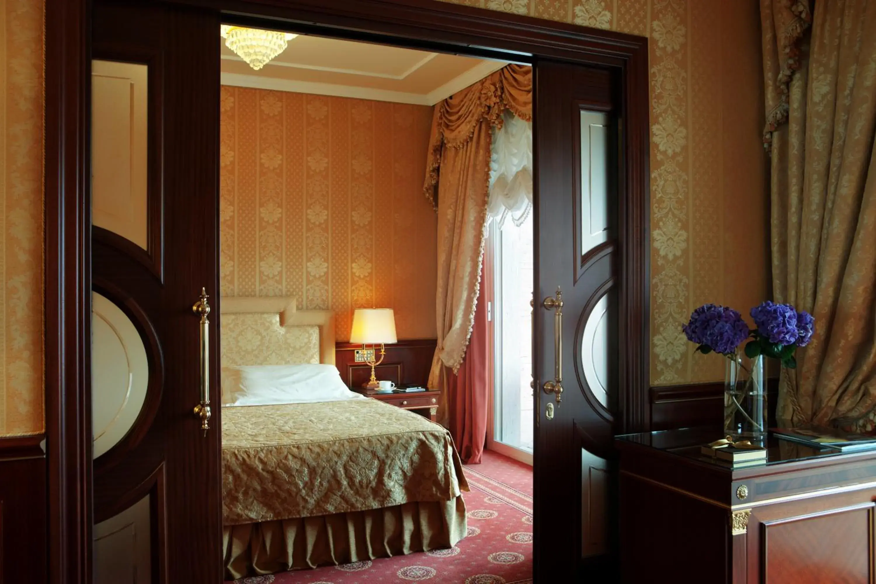 Photo of the whole room, Bed in Grand Hotel Bristol