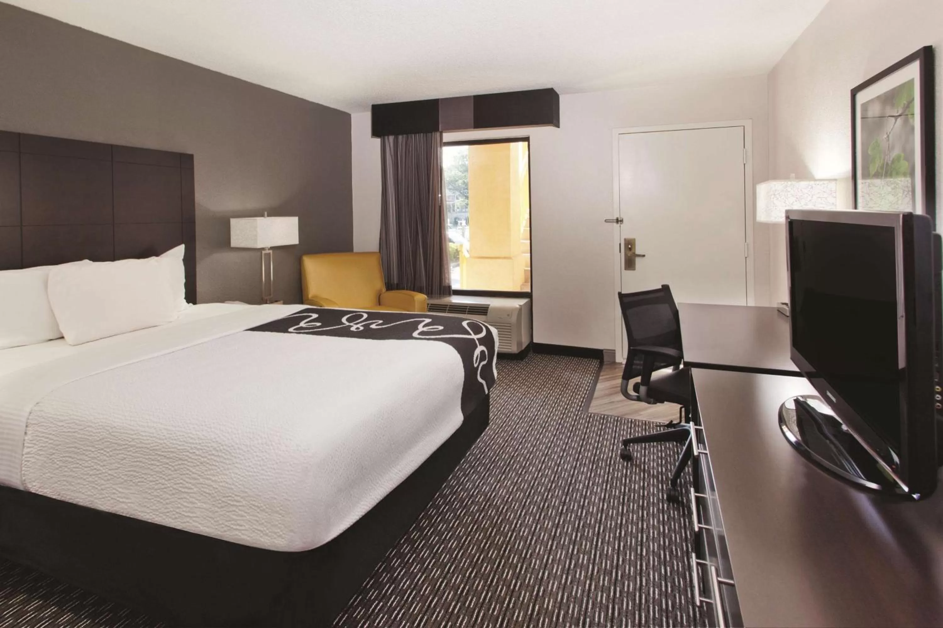 Photo of the whole room, Bed in La Quinta by Wyndham Charleston Riverview