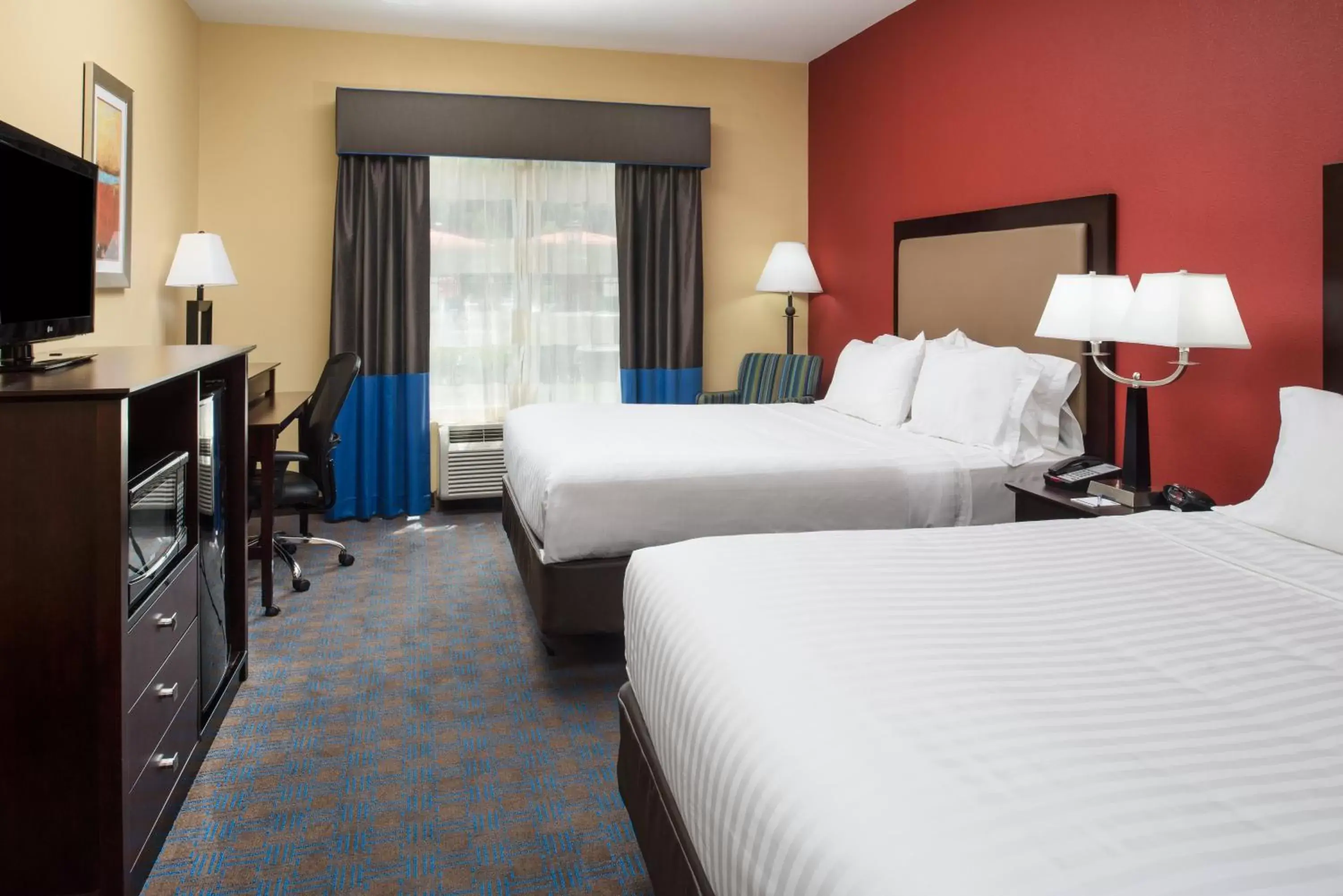 Queen Room with Two Queen Beds - Mobility Acces Tub/ Non-Smoking in Holiday Inn Express Hotel & Suites West Monroe, an IHG Hotel Queen Room with Two Queen Beds - Mobility Acces Tub/ Non-Smoking in Holiday Inn Express Hotel & Suites West Monroe, an IHG Hotel
