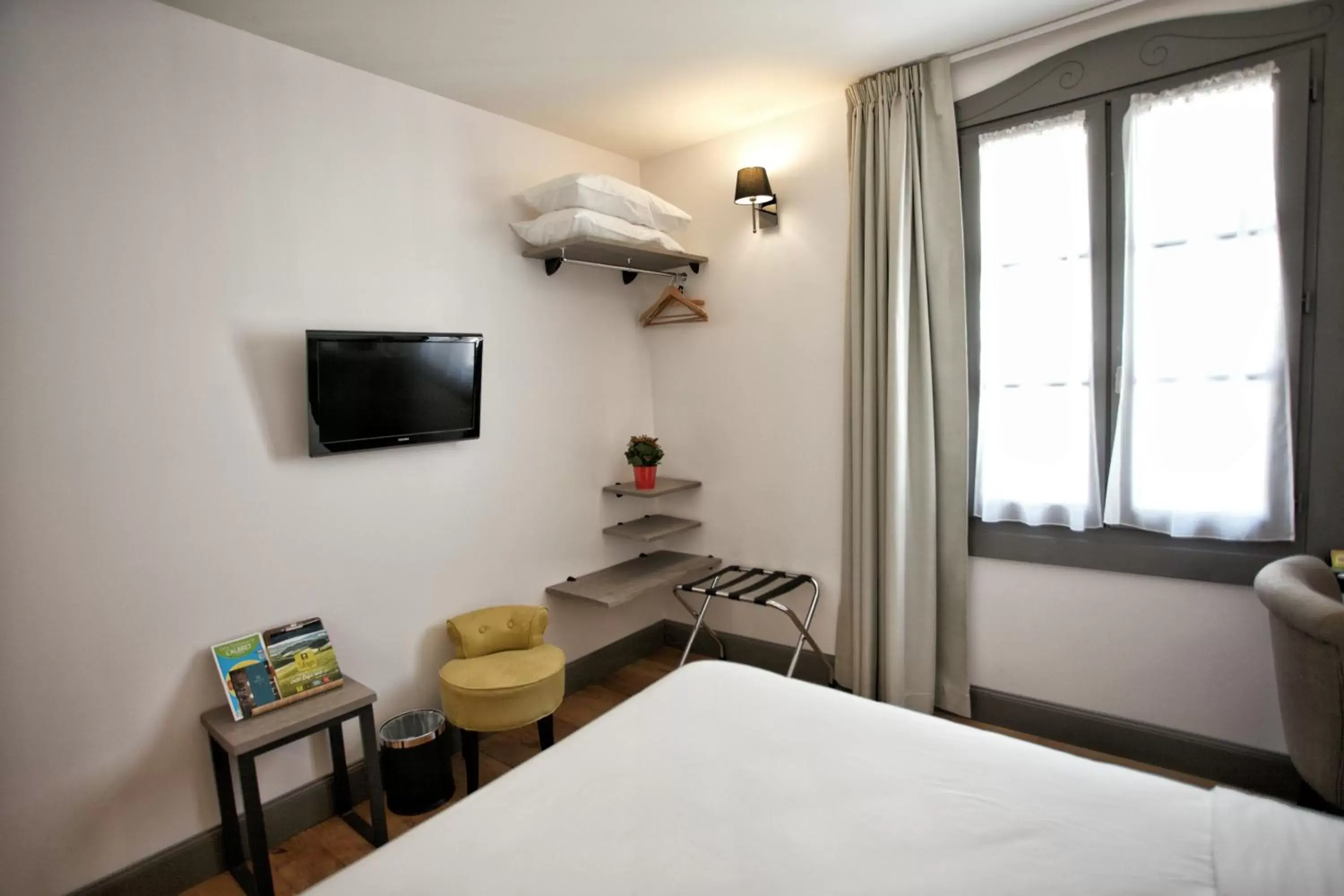 Photo of the whole room, Bed in Hôtel Henri IV Photo of the whole room, Bed in Hôtel Henri IV