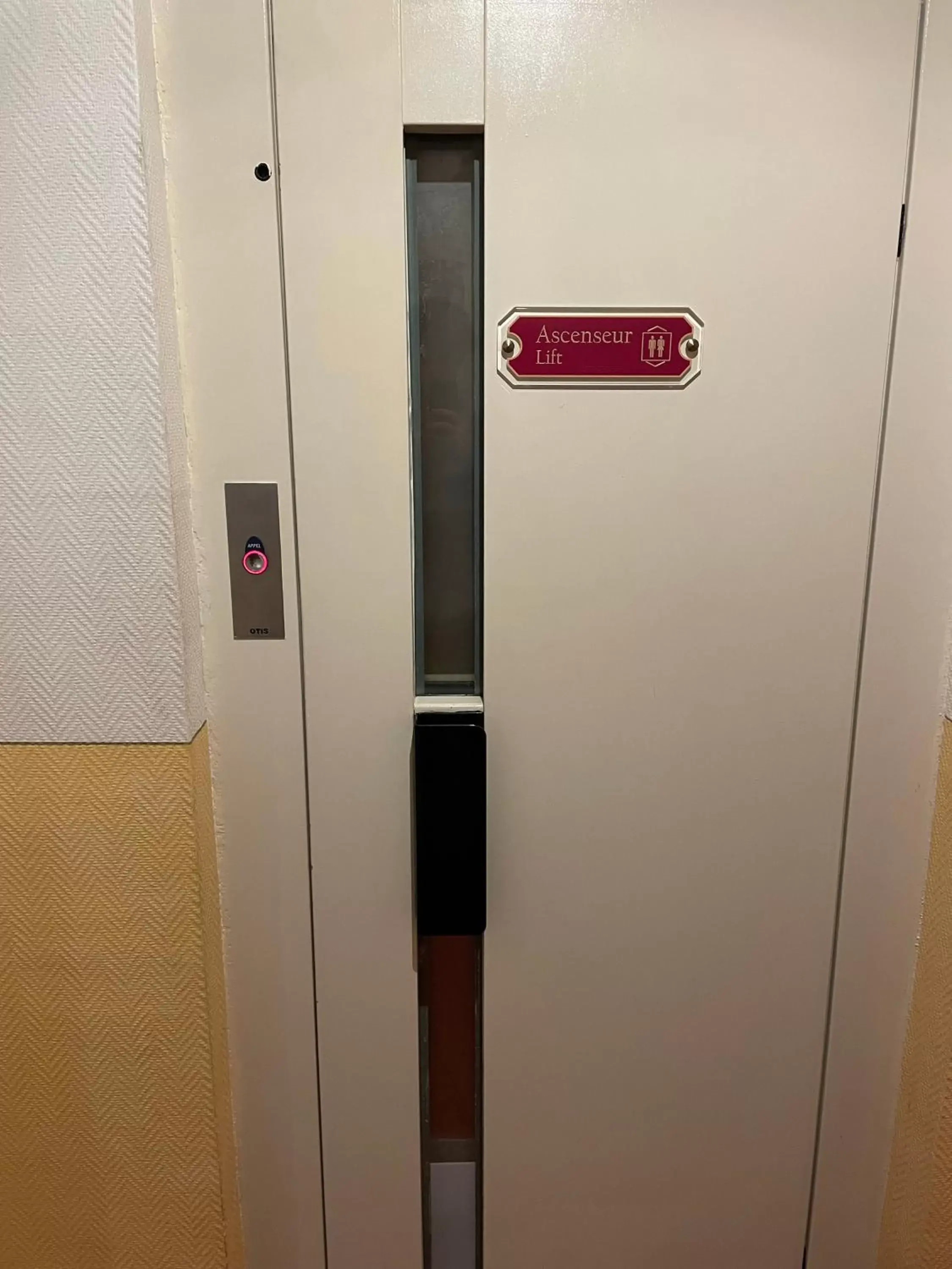 elevator, Bathroom in Hôtel Continental