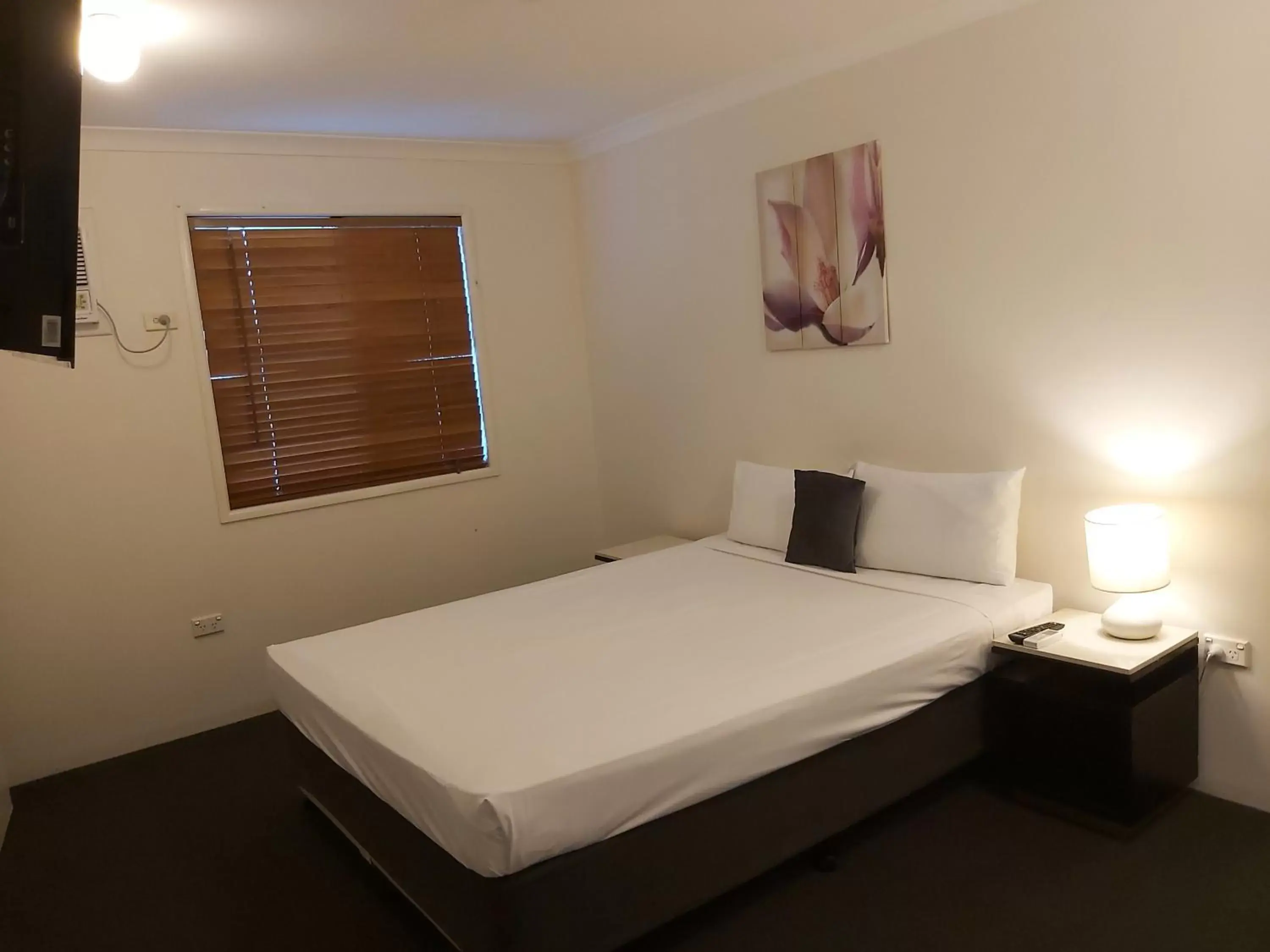 Bed in Cosmopolitan Motel & Serviced Apartments