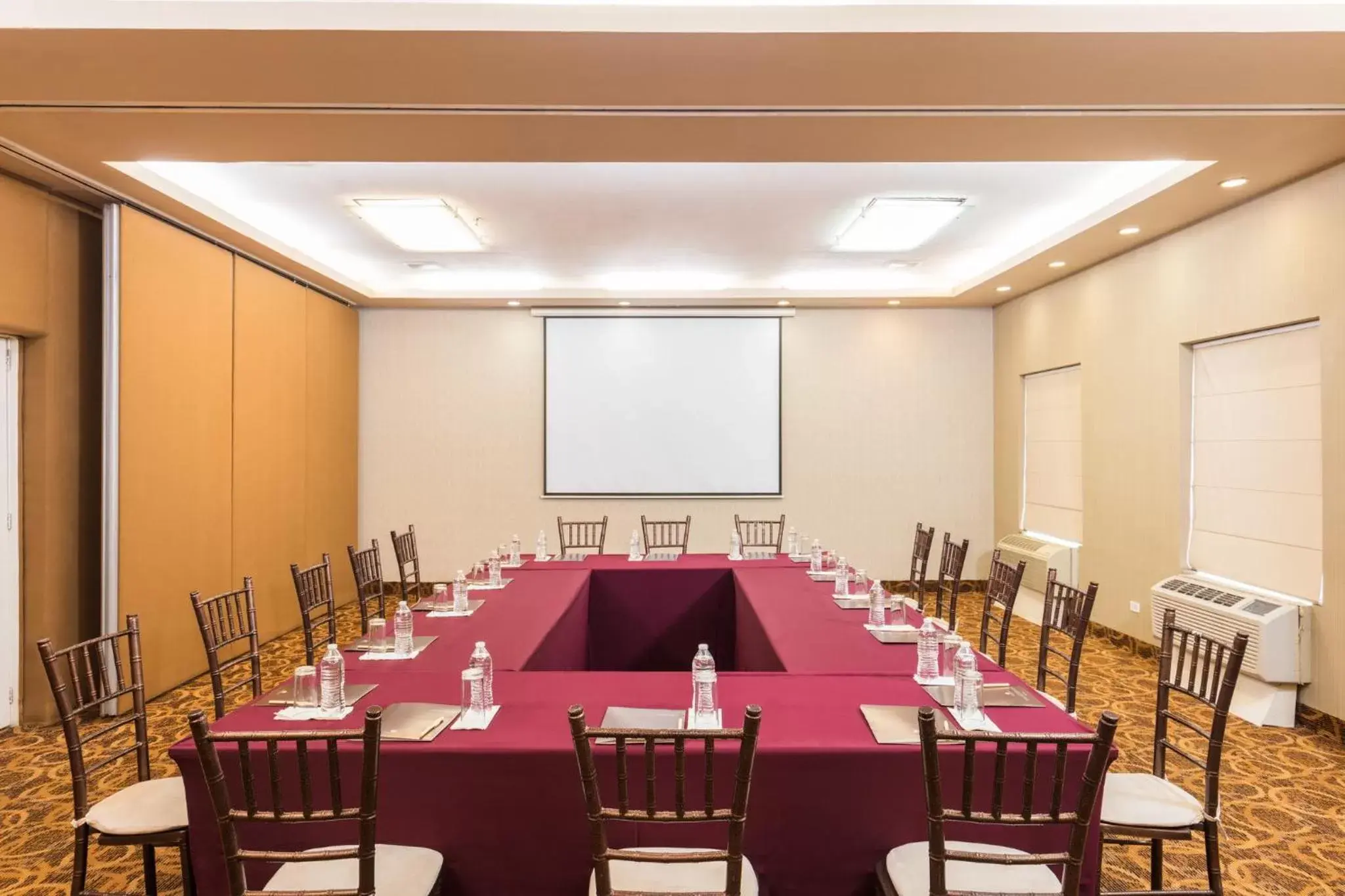 Meeting/conference room in CoSuites Saltillo Hotel