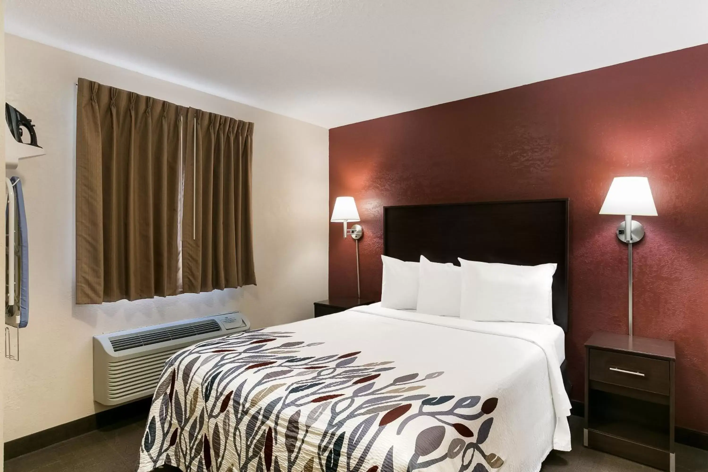 Deluxe Room with One Queen Bed Smoke Free in Red Roof Inn Hershey