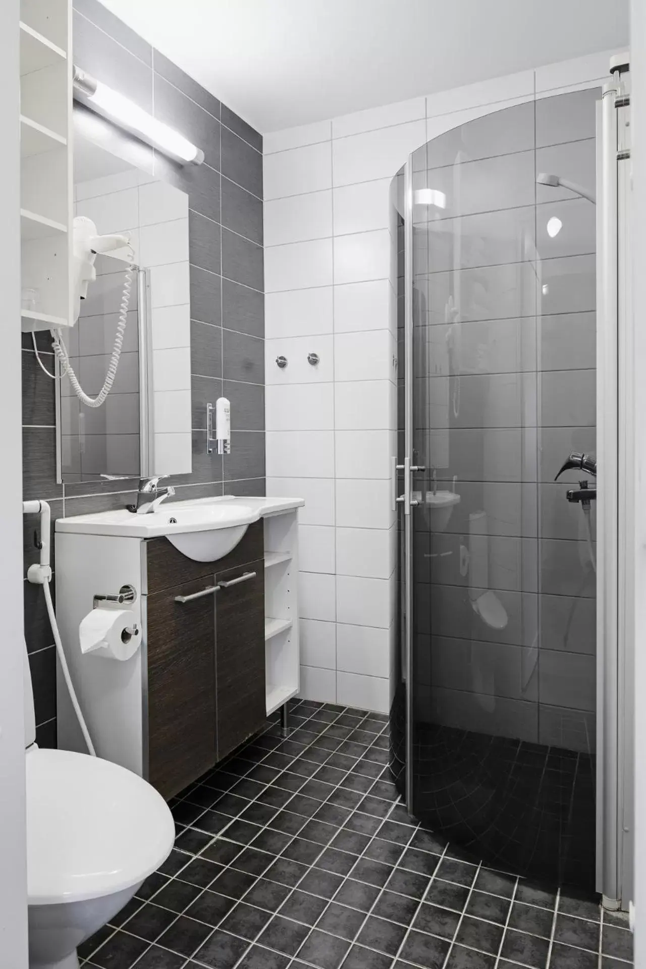 Shower, Bathroom in Hotel Rantapuisto