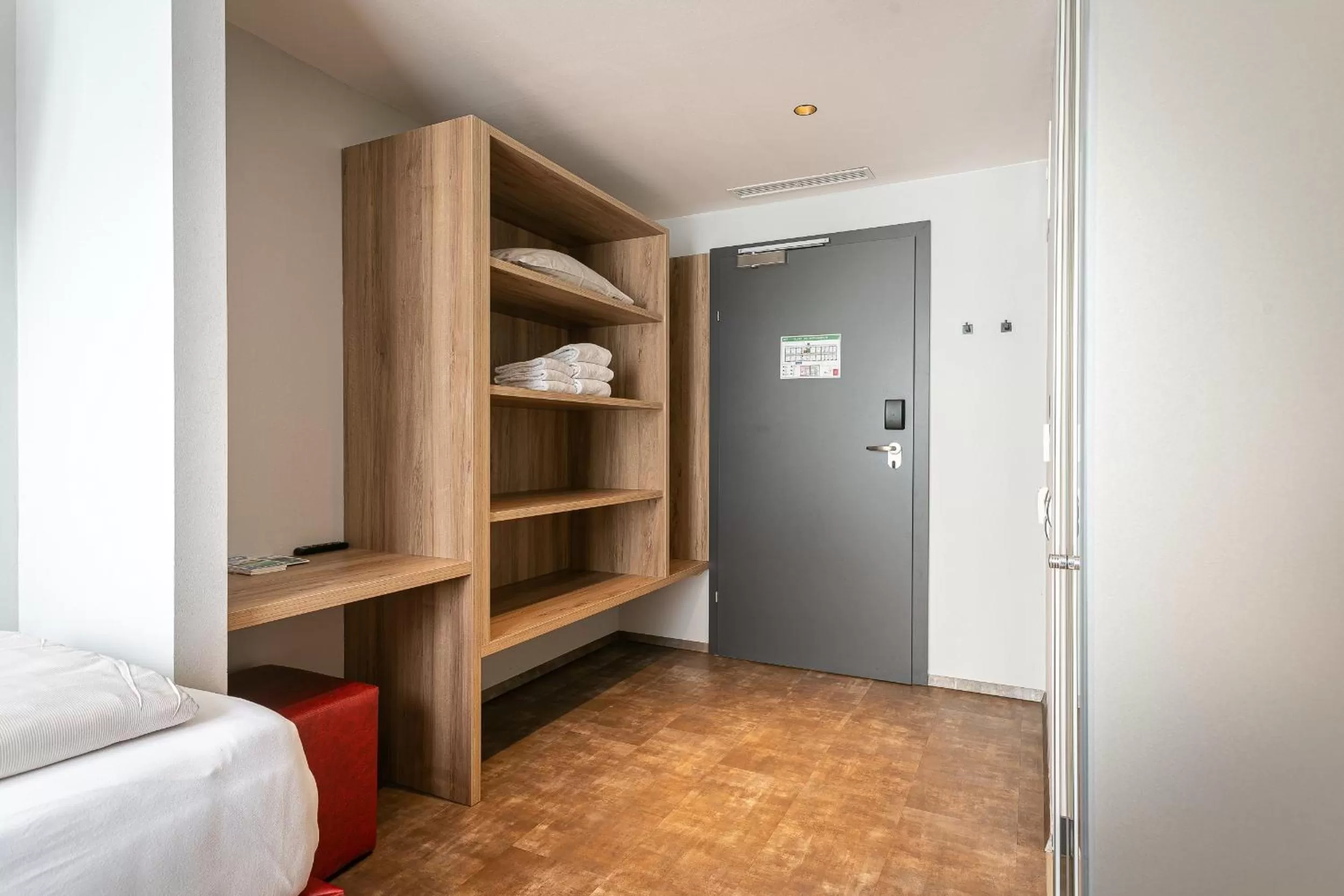 Photo of the whole room, Bed in Rocket Rooms Velden