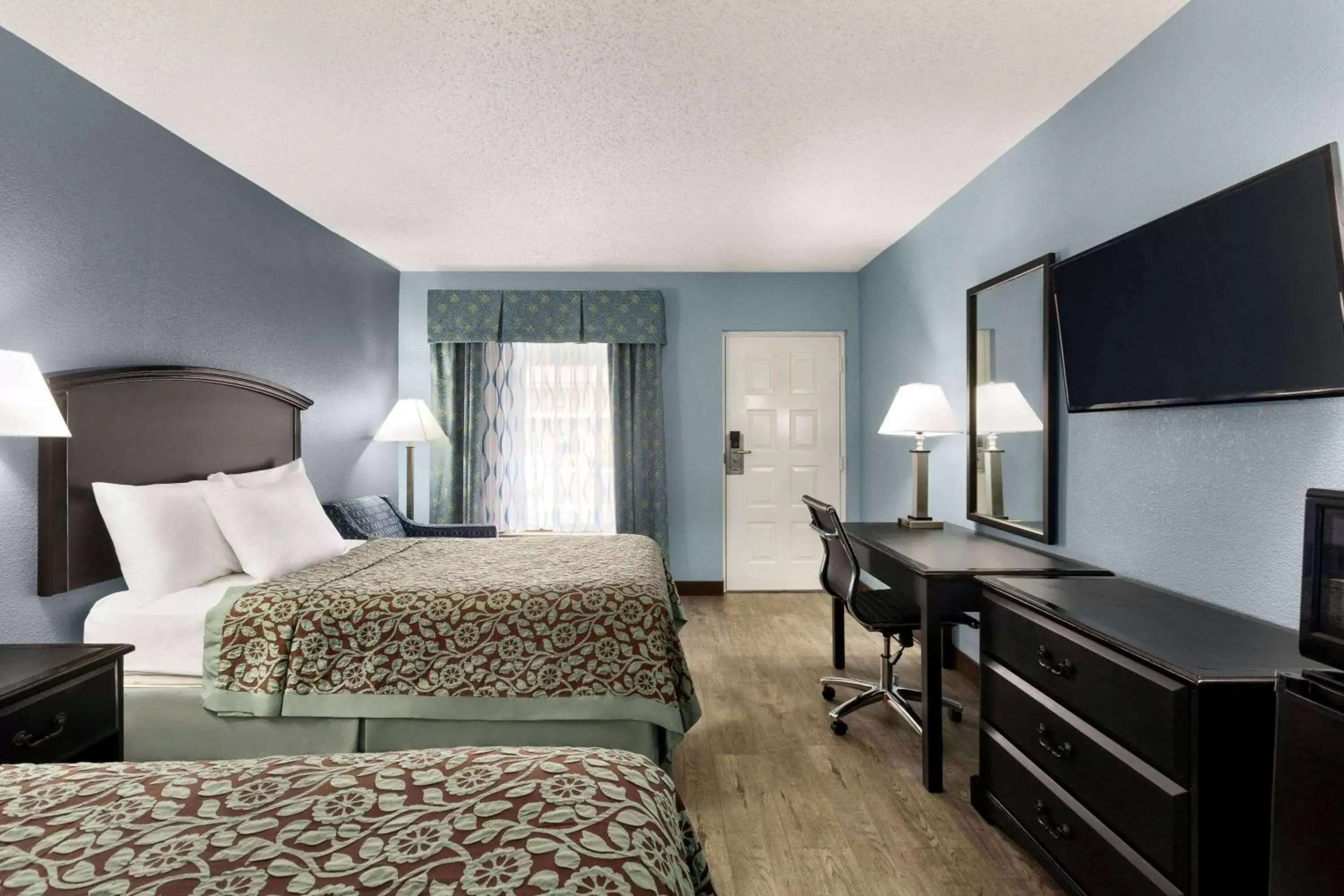 Photo of the whole room, Bed in Days Inn by Wyndham Weldon Roanoke Rapids