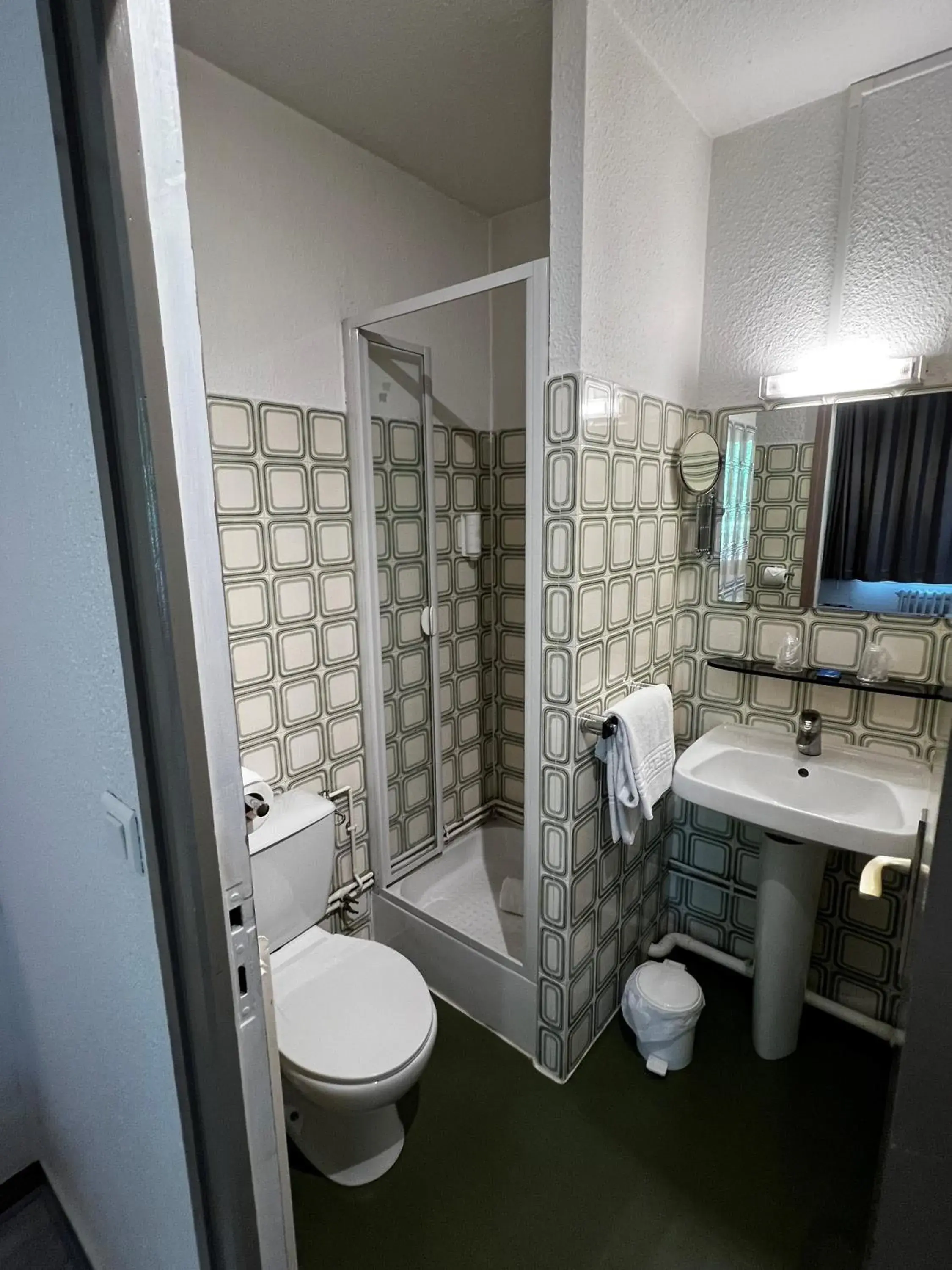 Bathroom in Brit Hotel du Commerce Bergerac